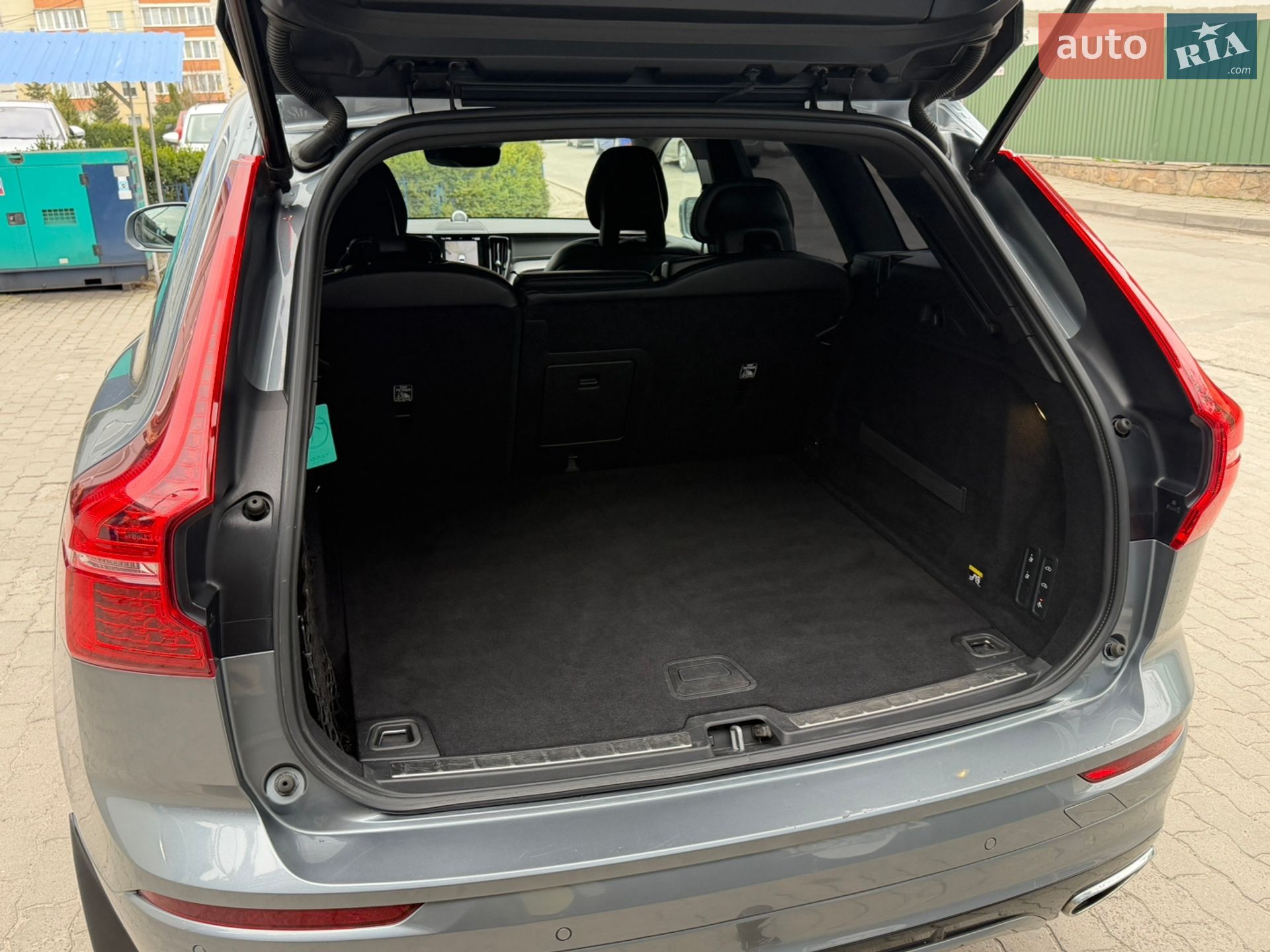 Volvo XC60 2018 VIN YV1UZ68UCJ1103136 фото оголошення 3 з 20
