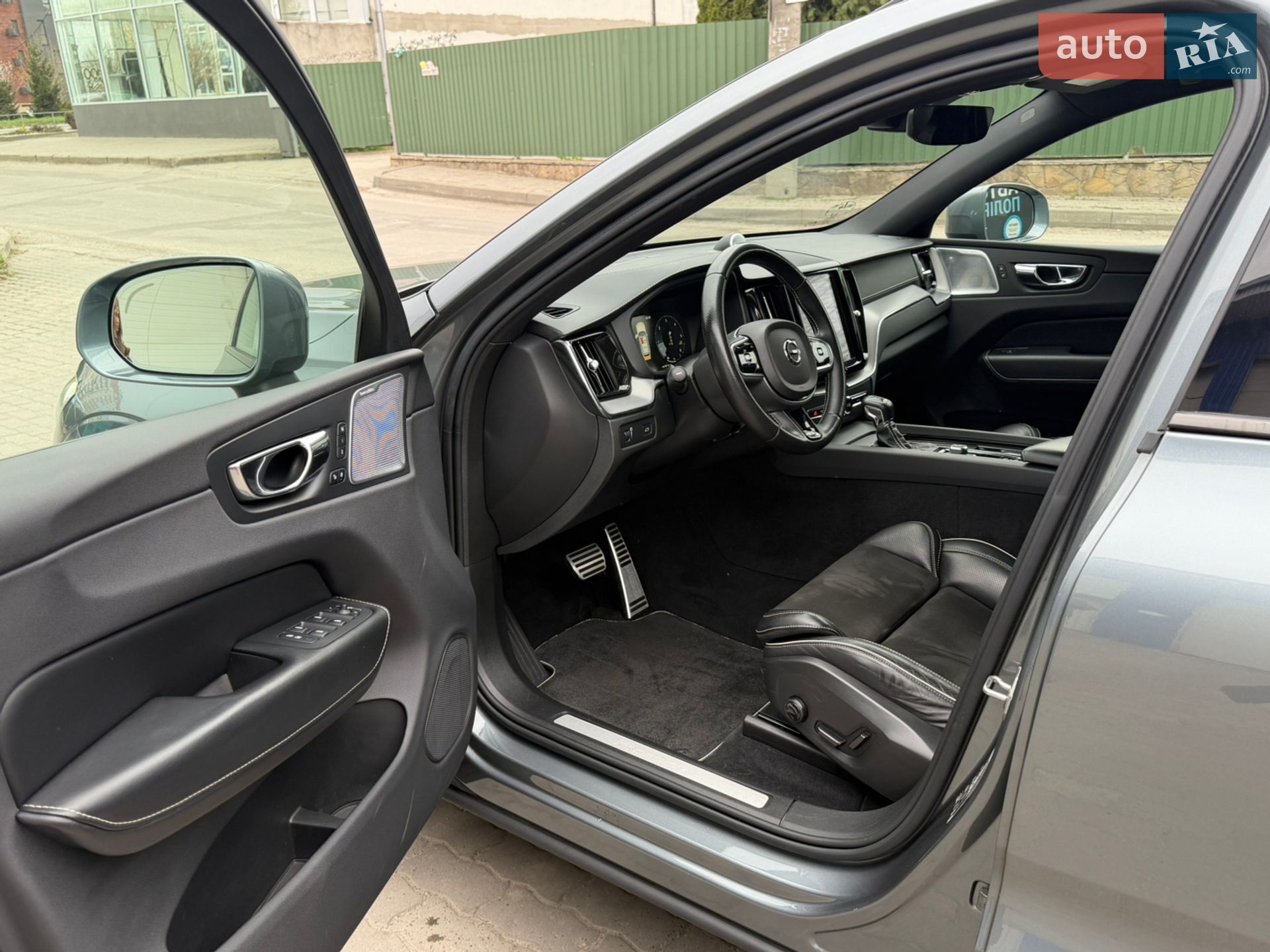 Volvo XC60 2018 VIN YV1UZ68UCJ1103136 фото оголошення 4 з 20