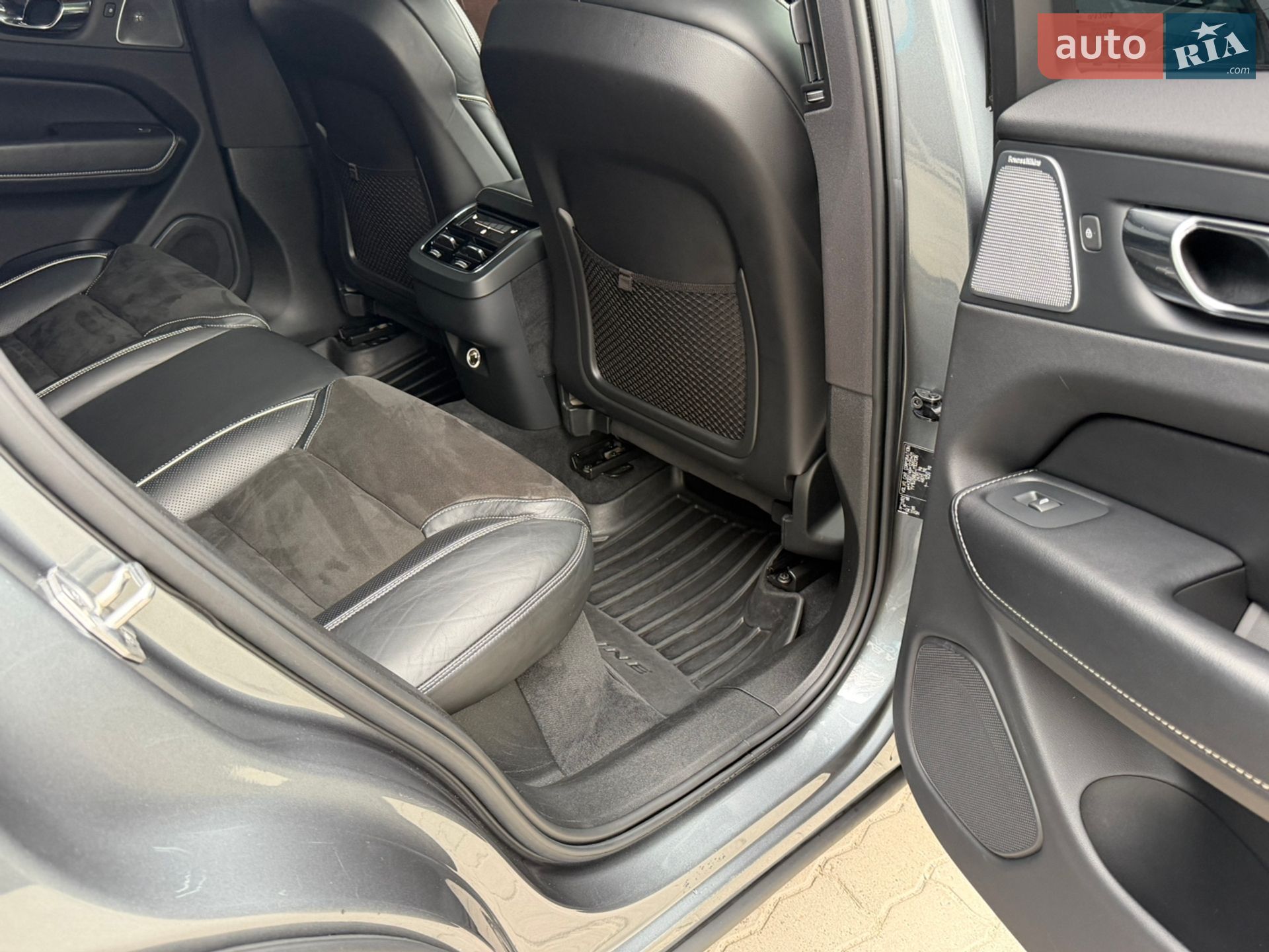 Volvo XC60 2018 VIN YV1UZ68UCJ1103136 фото оголошення 8 з 20
