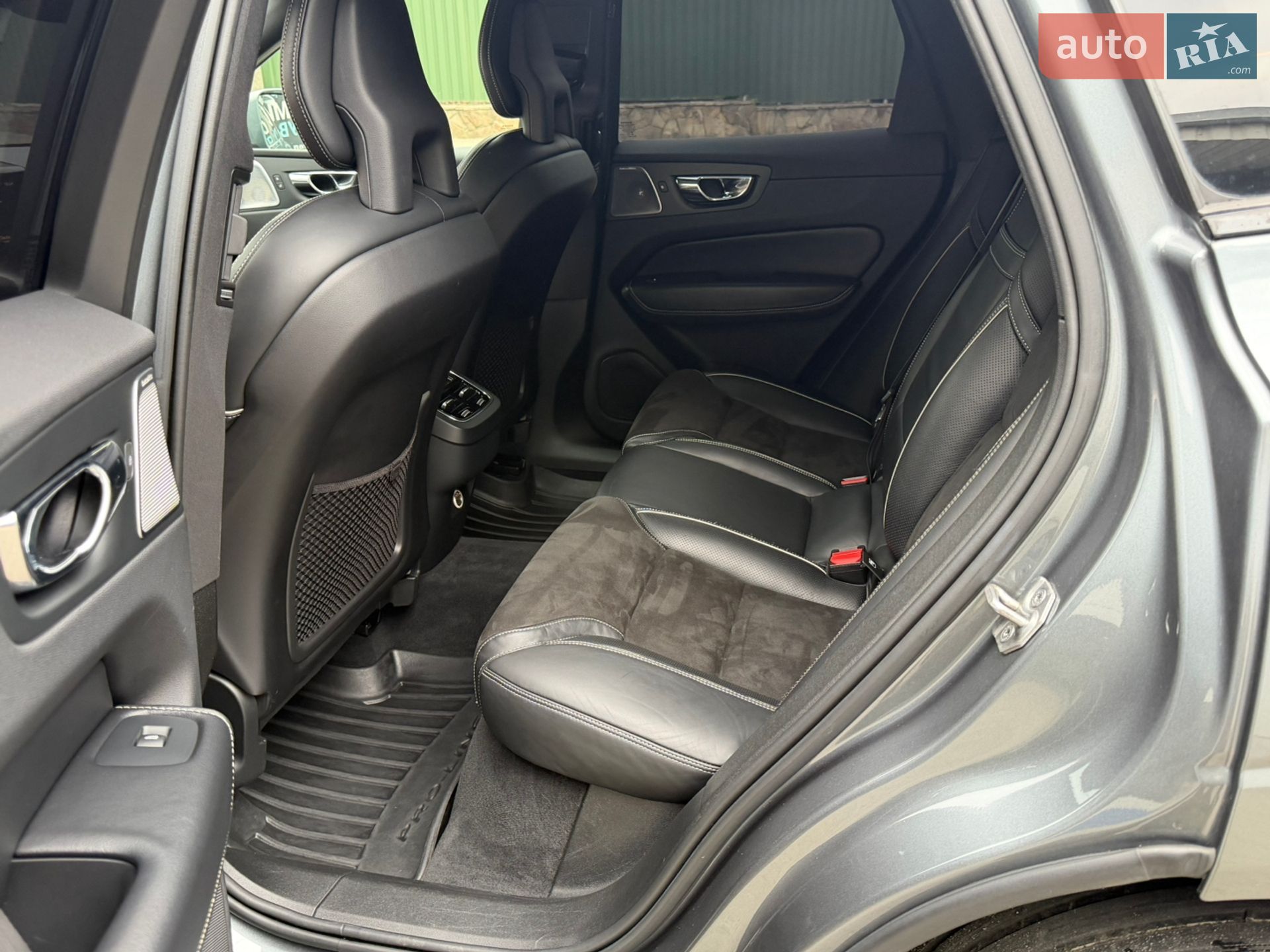 Volvo XC60 2018 VIN YV1UZ68UCJ1103136 фото оголошення 7 з 20