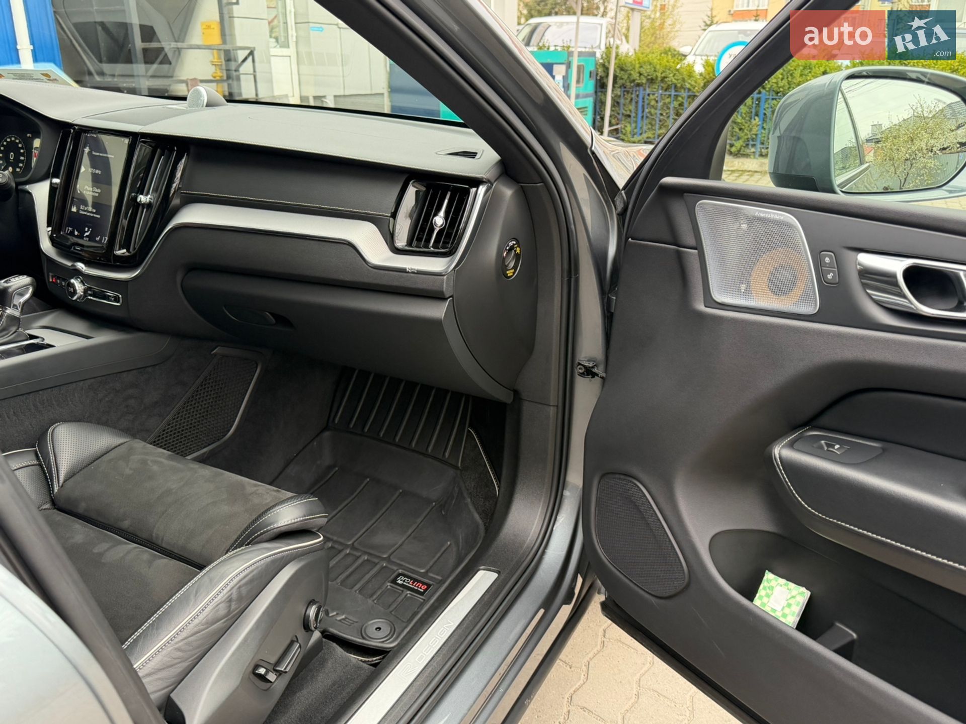 Volvo XC60 2018 VIN YV1UZ68UCJ1103136 фото оголошення 9 з 20