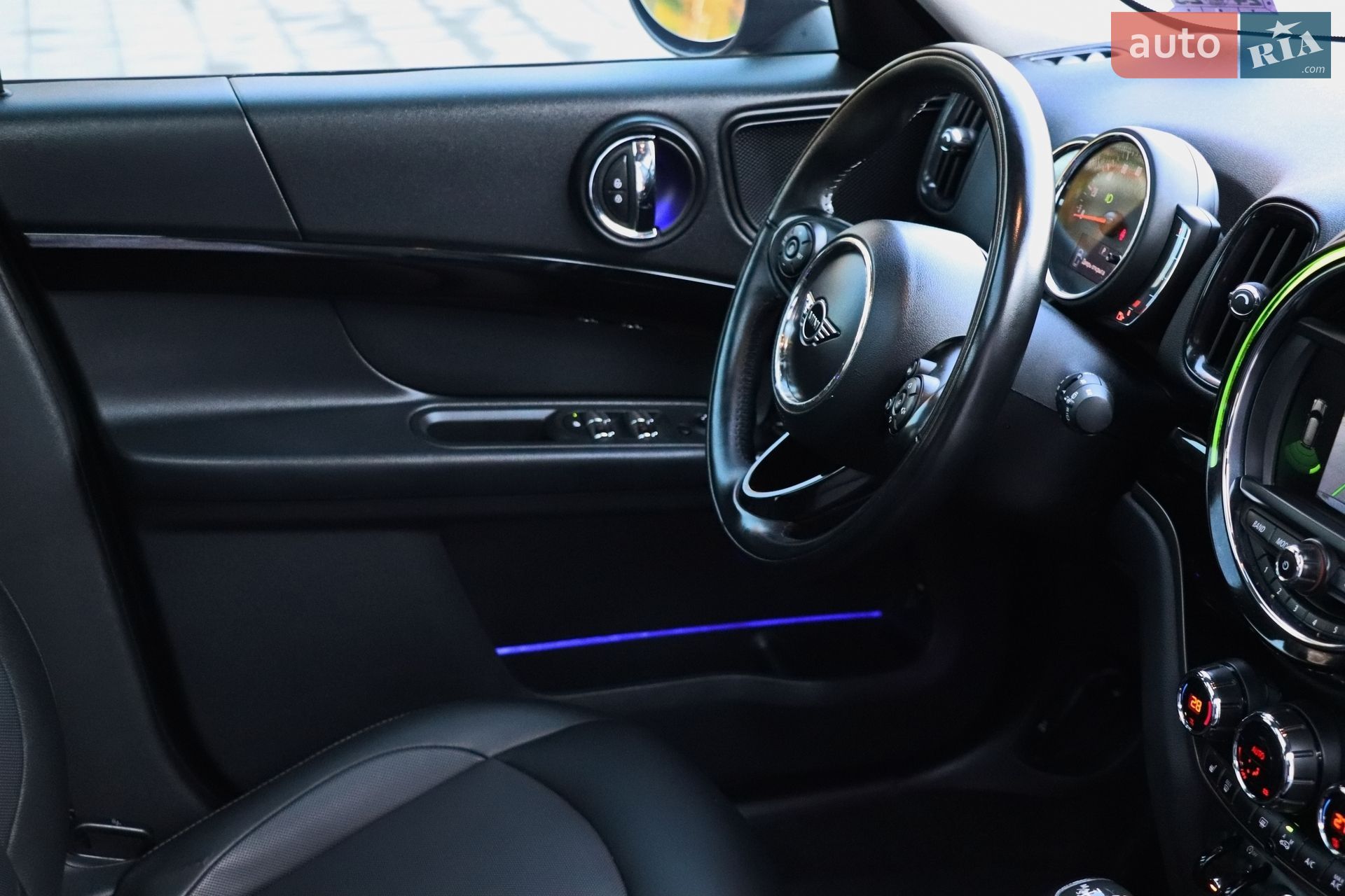MINI Countryman 2018 VIN WMZYS7C57K3F46859 фото оголошення 18 з 34