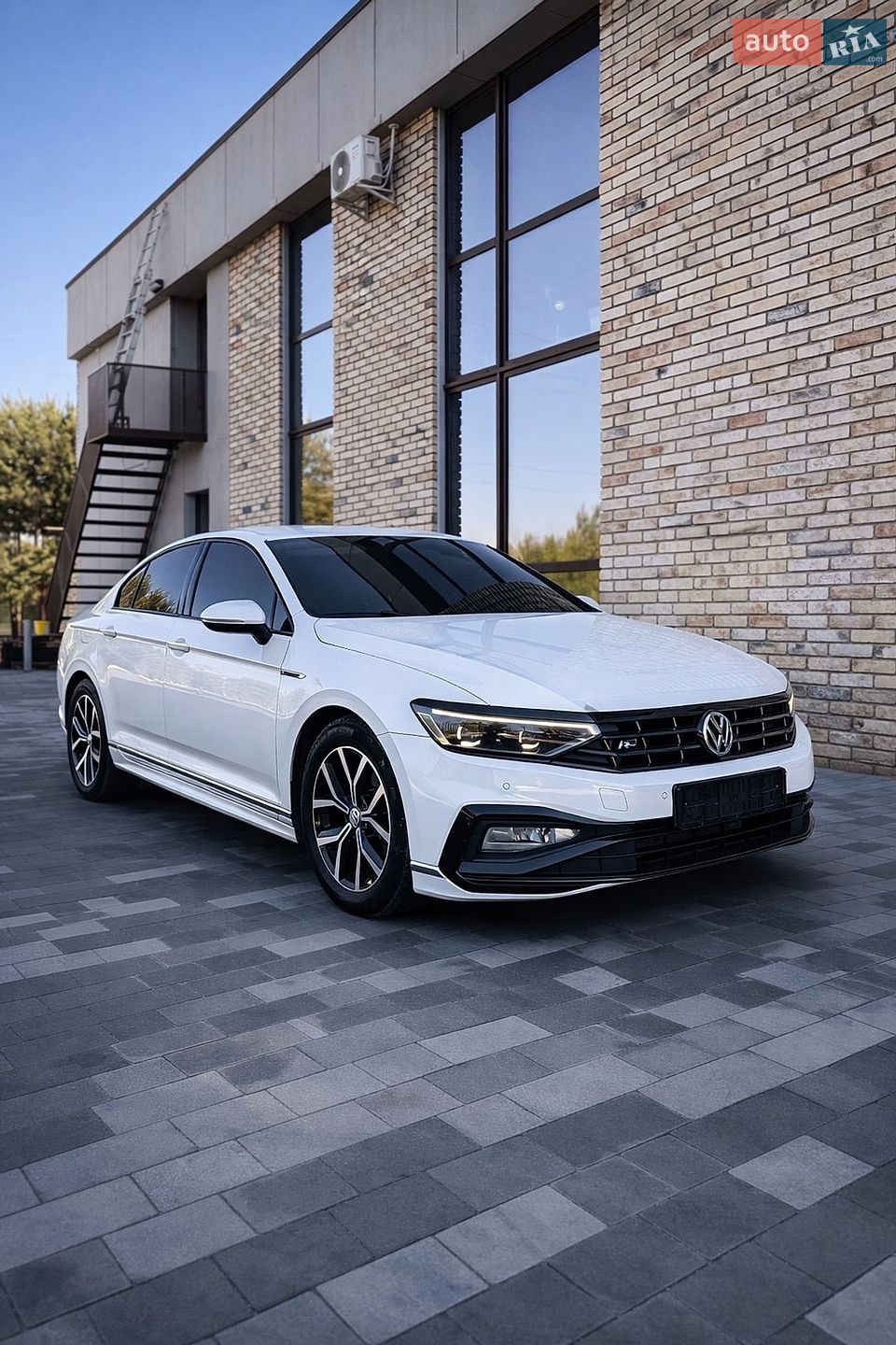 Volkswagen Passat 2019 VIN WVWZZZ3CZLE049017 фото оголошення 2 з 18