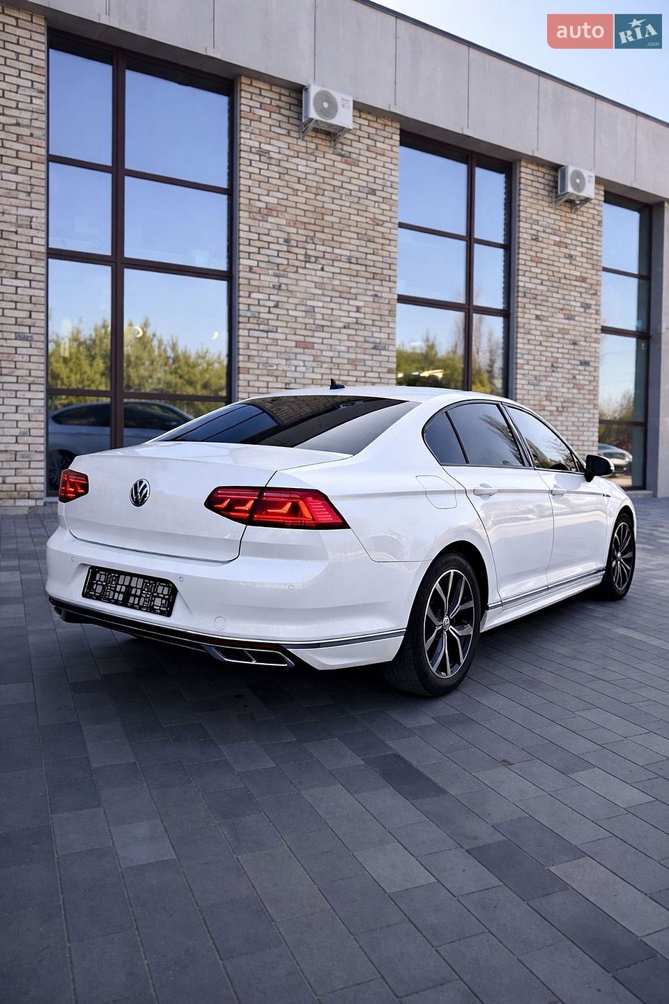 Volkswagen Passat 2019 VIN WVWZZZ3CZLE049017 фото оголошення 8 з 18