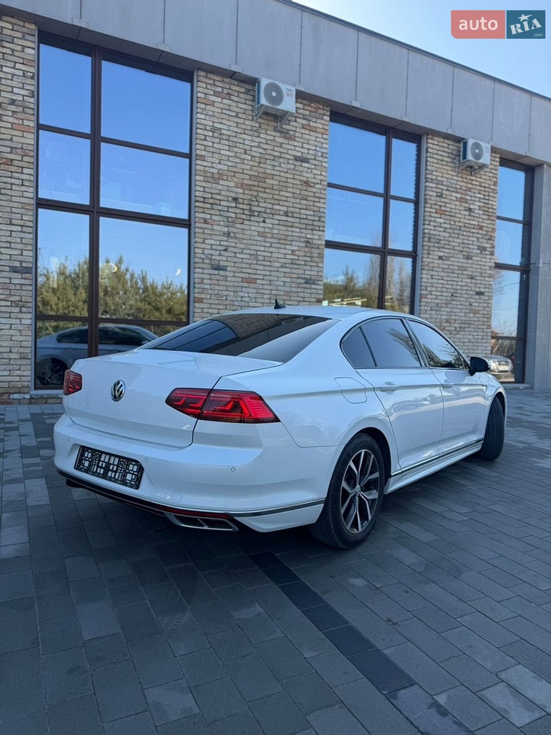 Volkswagen Passat 2019 VIN WVWZZZ3CZLE049017 фото оголошення 11 з 18