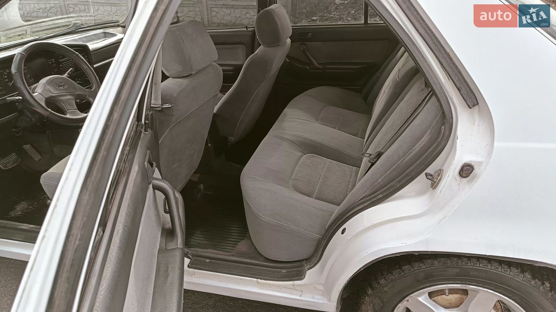 Hyundai Sonata 1993 VIN KMHBF31FPPU497498 фото оголошення 2 з 8