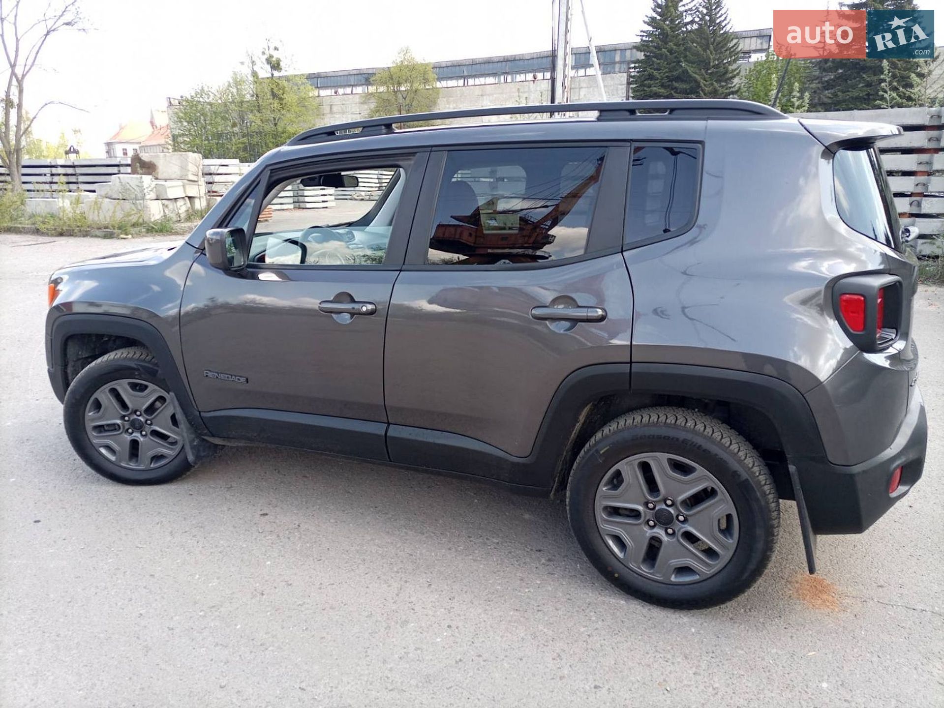 Jeep Renegade 2020 VIN ZACNJDAB1MPM27128 фото оголошення 2 з 28