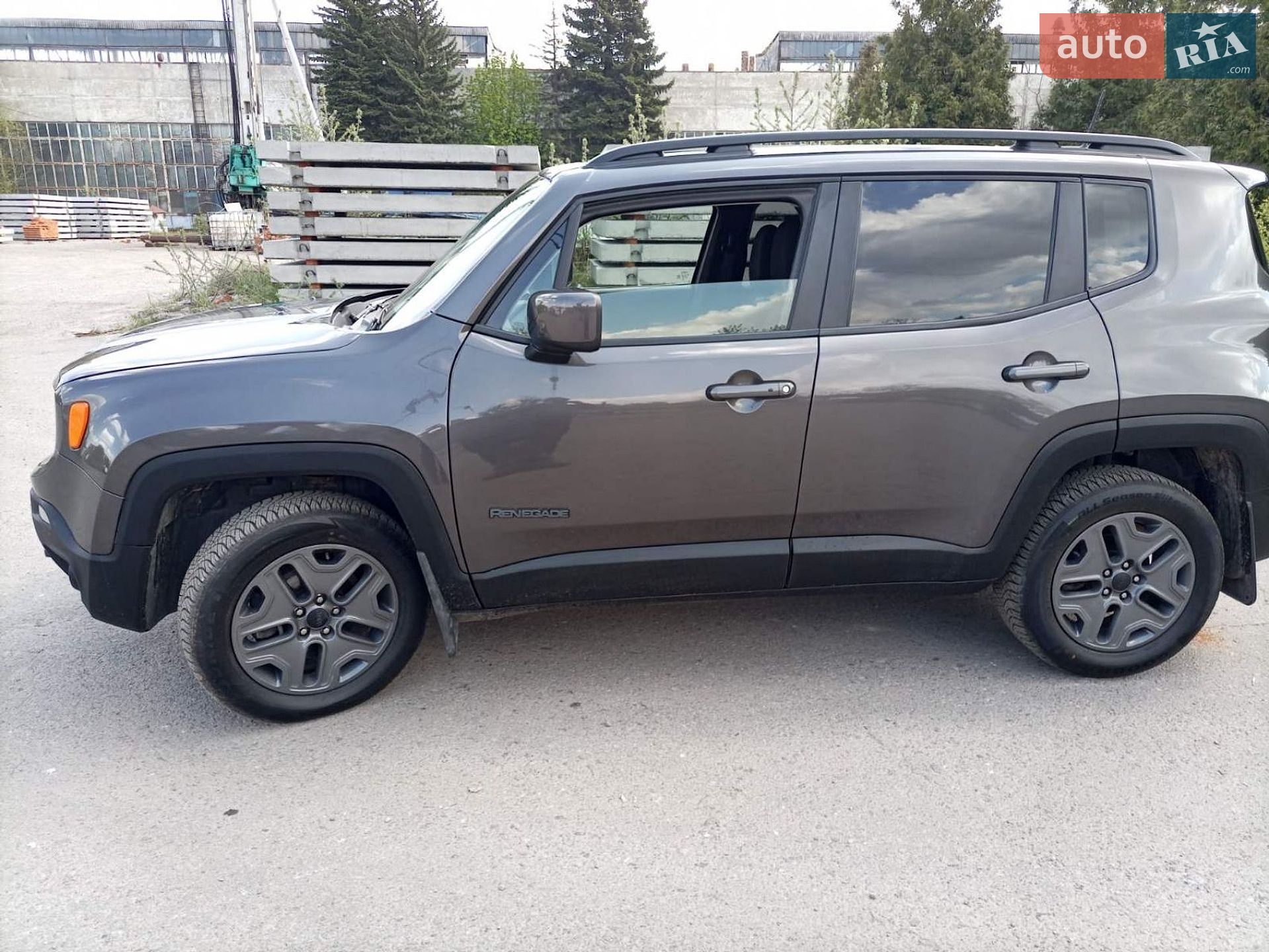 Jeep Renegade 2020 VIN ZACNJDAB1MPM27128 фото оголошення 3 з 28
