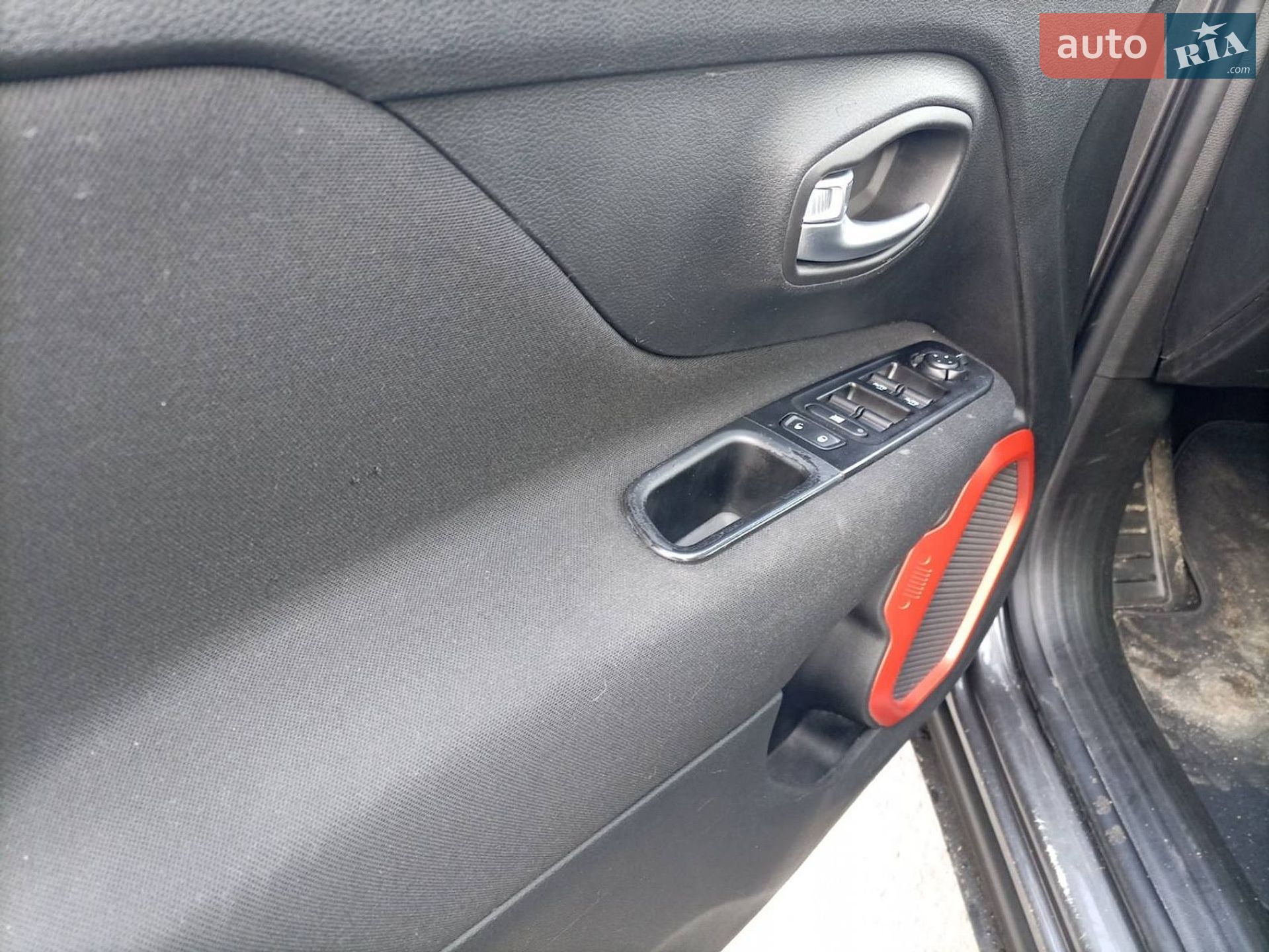Jeep Renegade 2020 VIN ZACNJDAB1MPM27128 фото оголошення 20 з 28