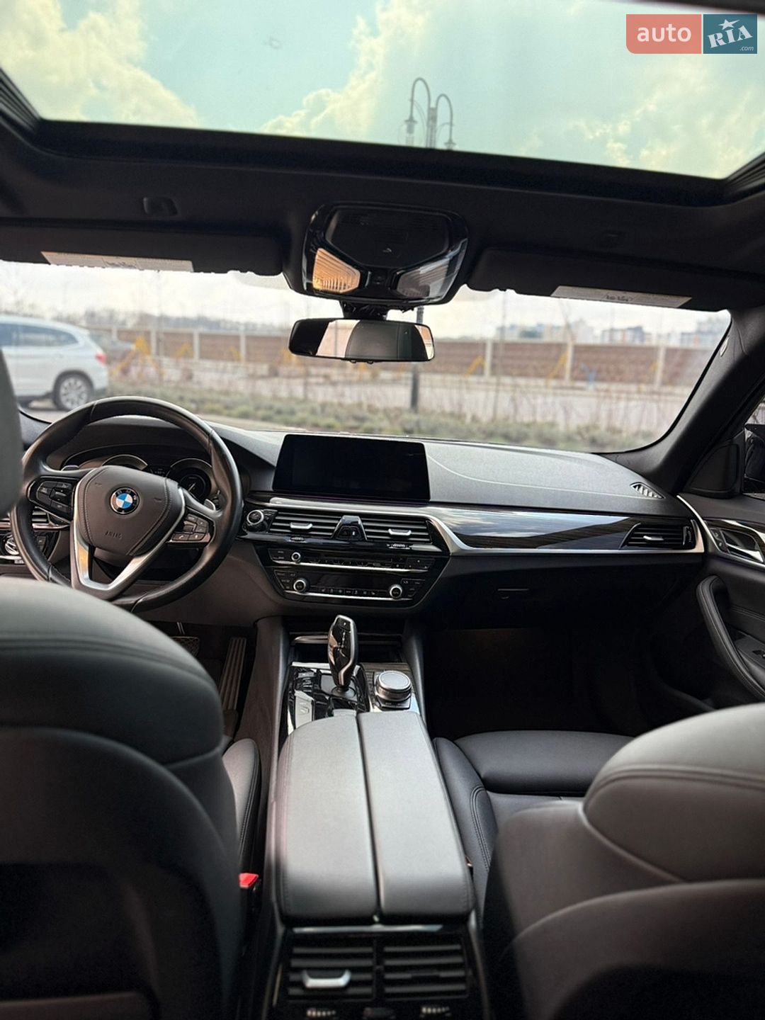 BMW 5 Series 2019 VIN WBAJA9C55KB392765 фото оголошення 8 з 15