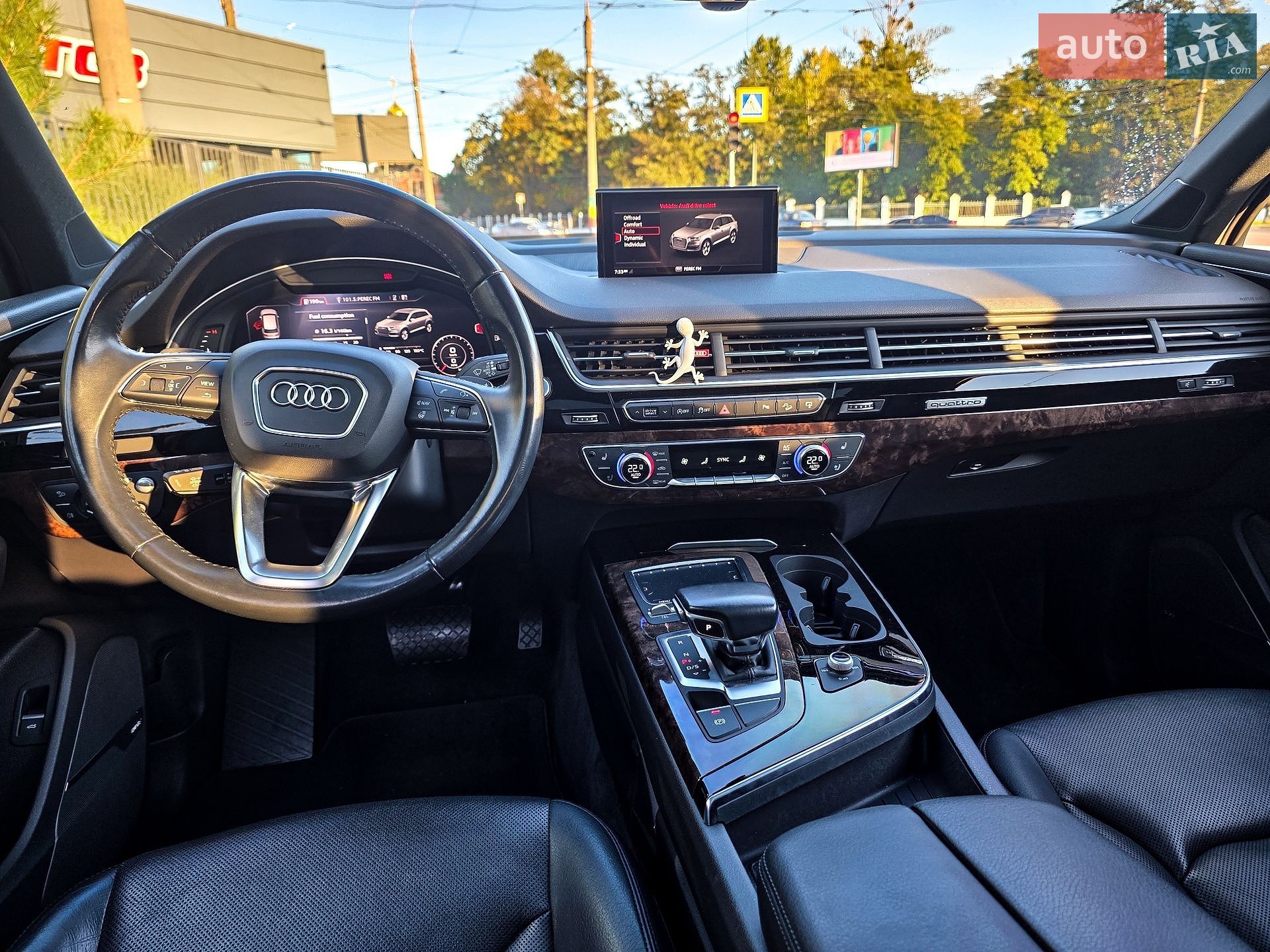 Audi Q7 2017 VIN WA1VAAF76HD057525 фото оголошення 18 з 49