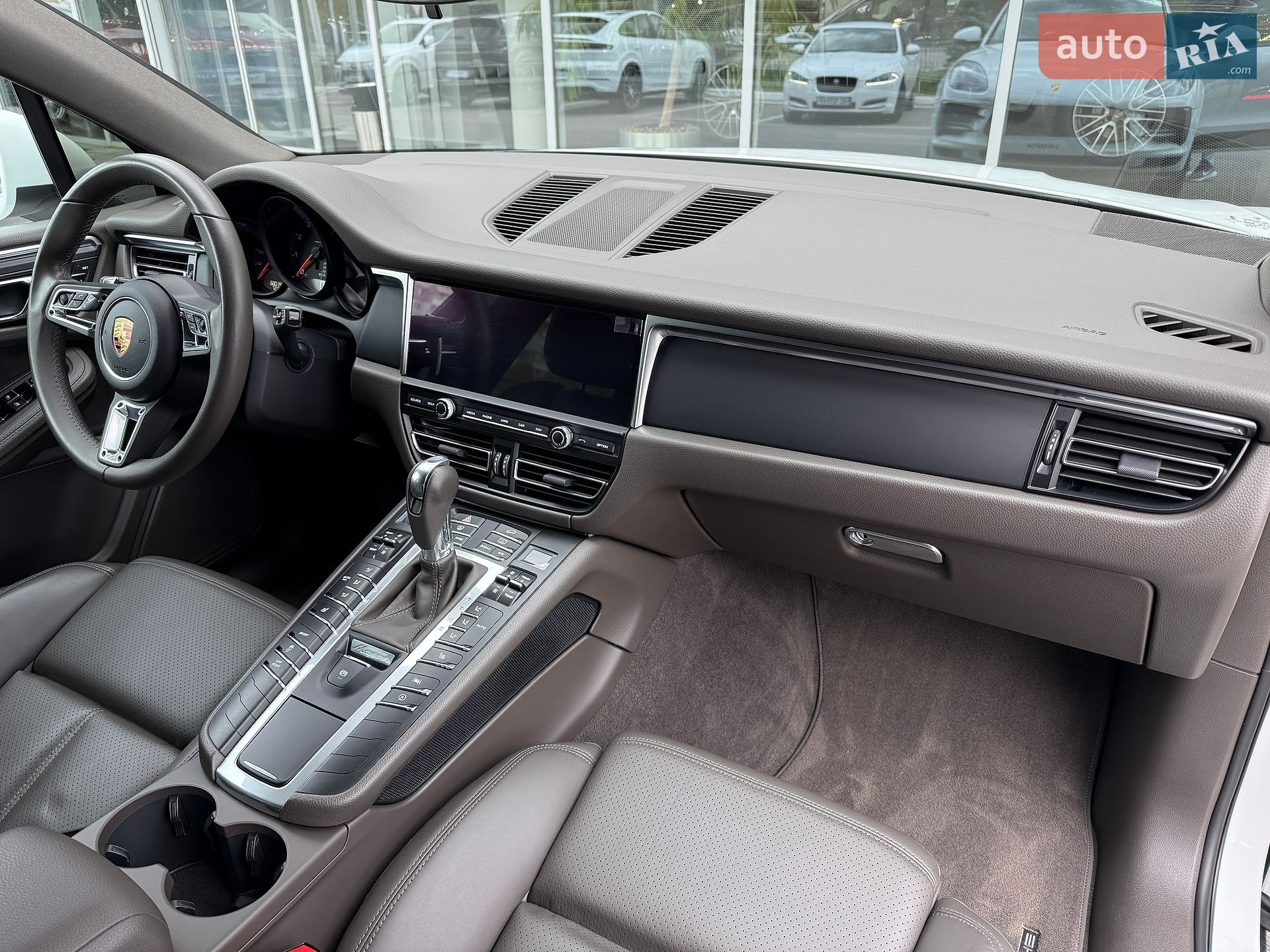 Porsche Macan 2018 VIN WP1ZZZ95ZKLB03329 фото оголошення 27 з 39