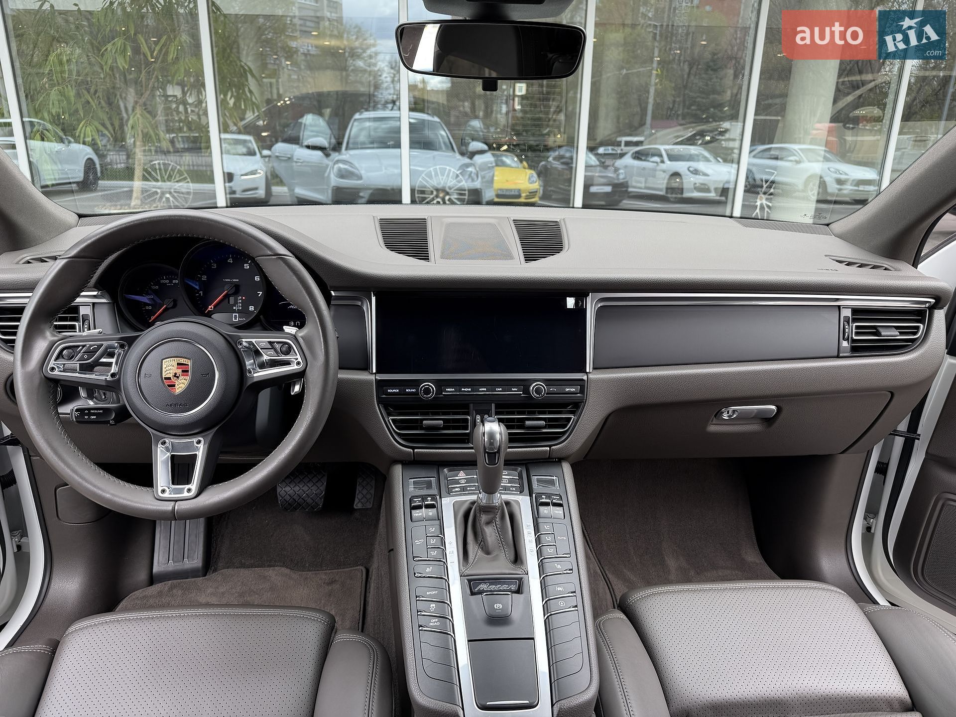 Porsche Macan 2018 VIN WP1ZZZ95ZKLB03329 фото оголошення 28 з 39