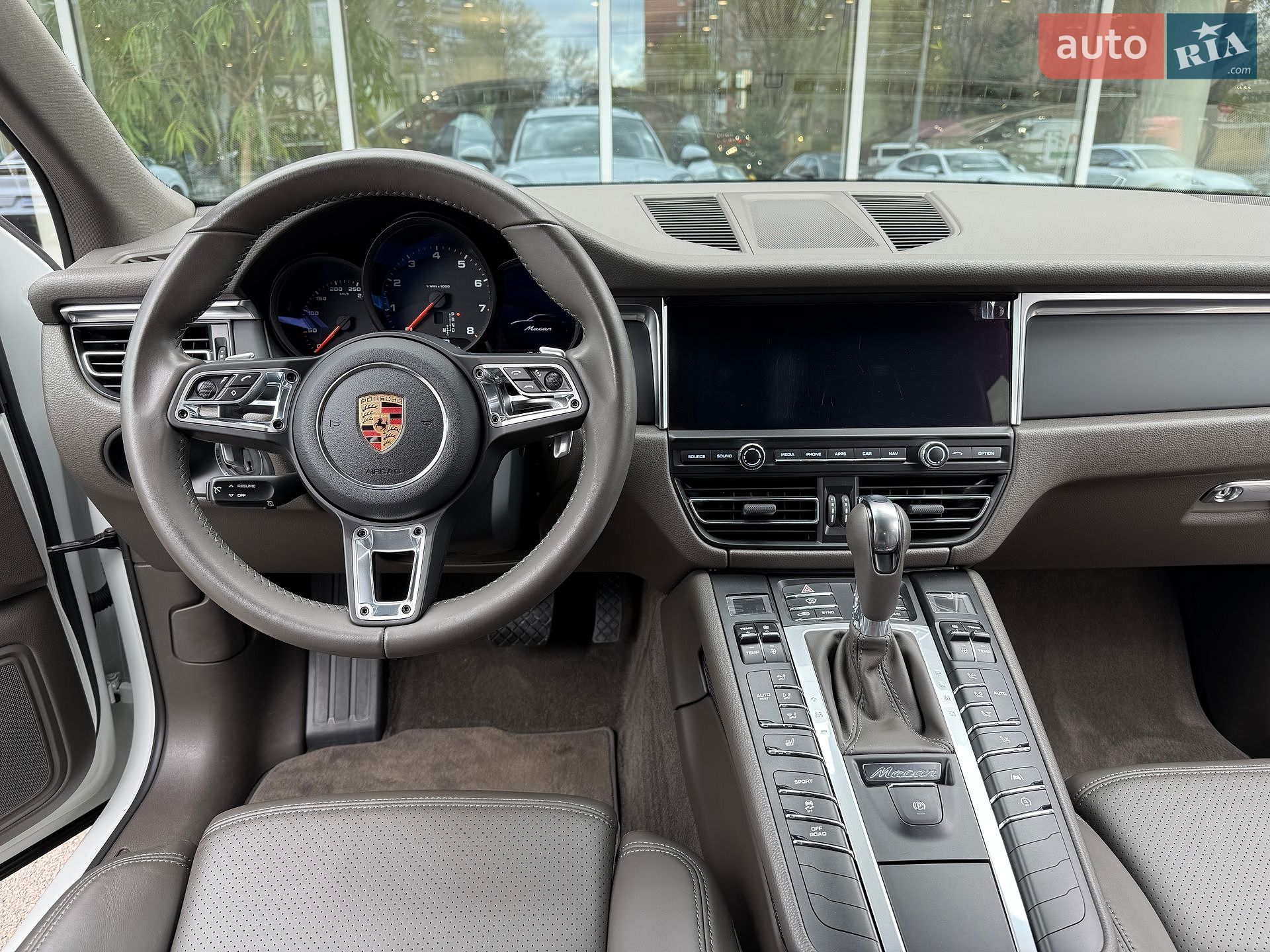 Porsche Macan 2018 VIN WP1ZZZ95ZKLB03329 фото оголошення 29 з 39
