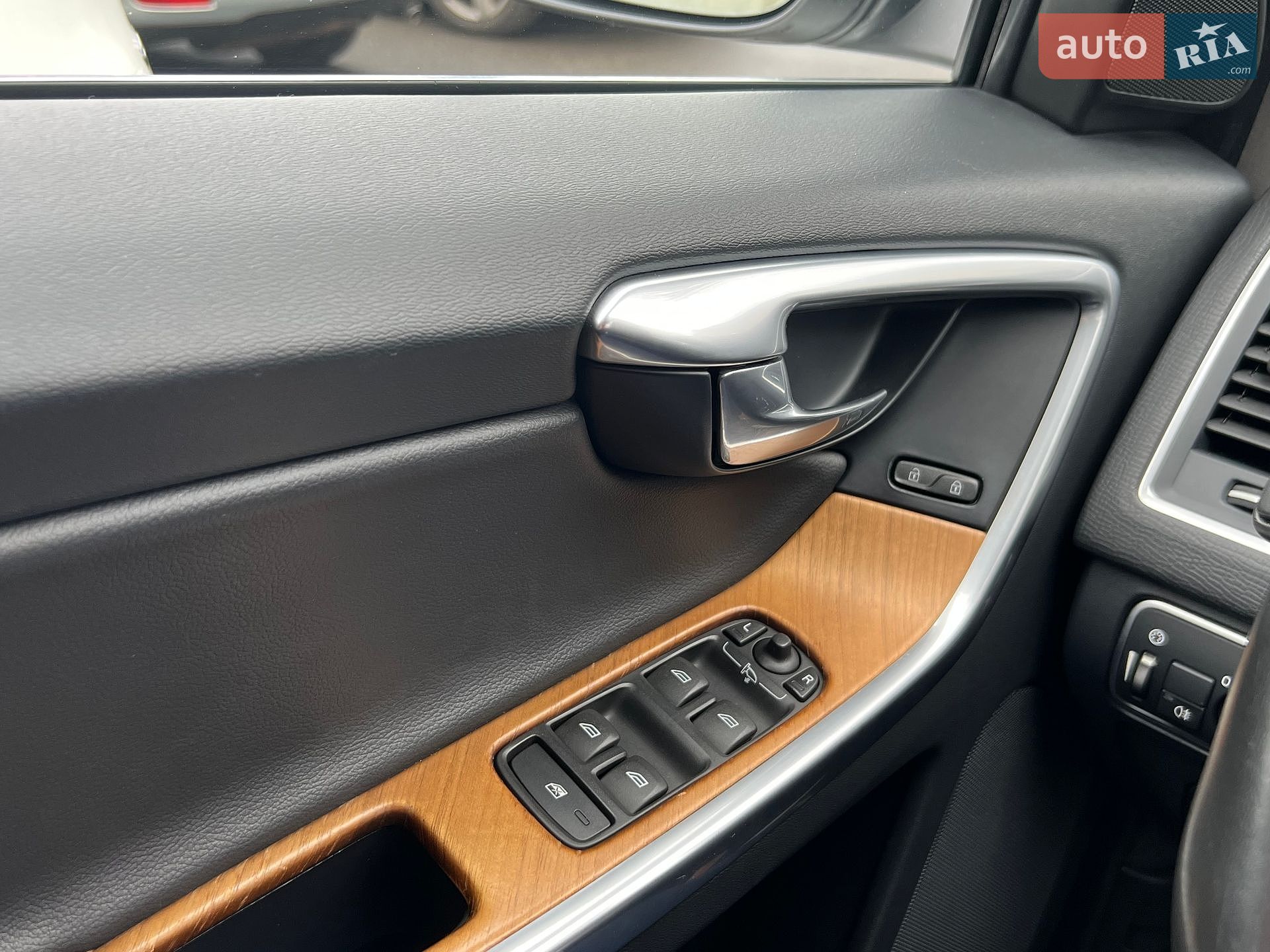Volvo Xc60 2017 VIN YV1DZA5C6H2194724 фото оголошення 19 з 30