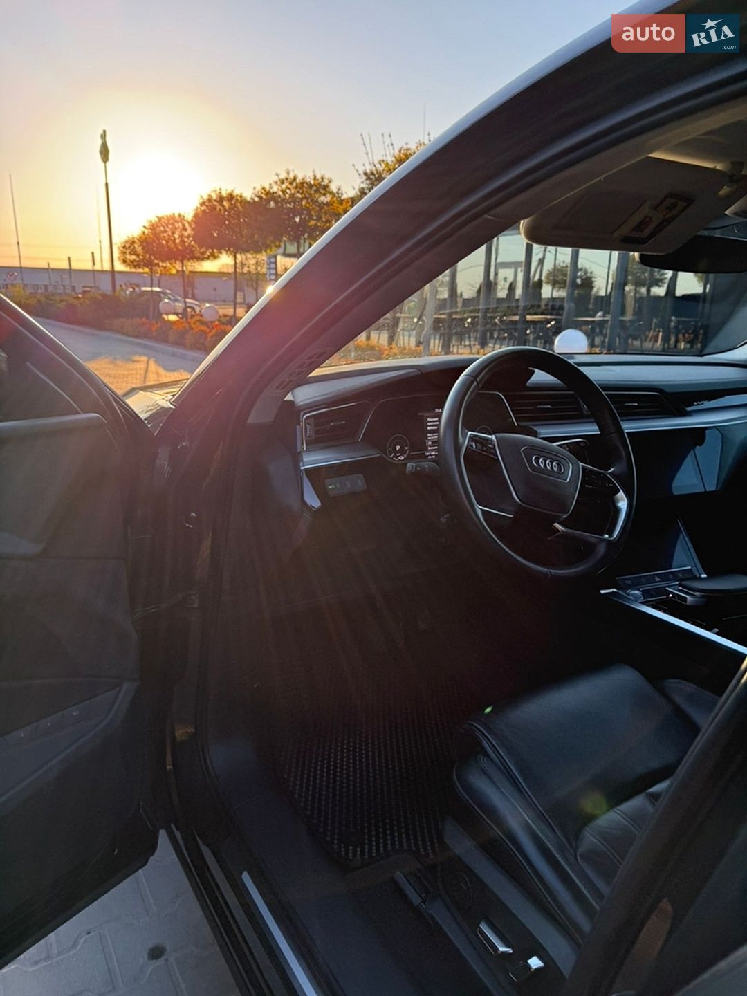 Audi e-tron 2019 VIN WAUZZZGE3LB016492 фото оголошення 28 з 50