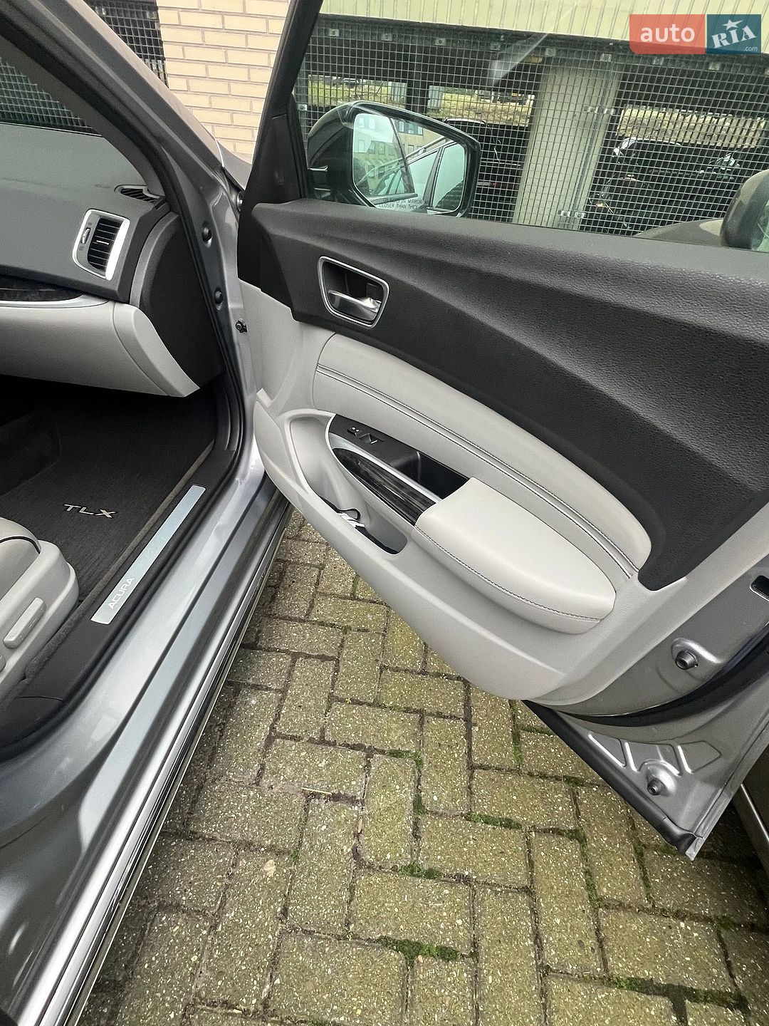 Acura TLX 2017 VIN 19UUB3F5XJA001640 фото оголошення 31 з 40