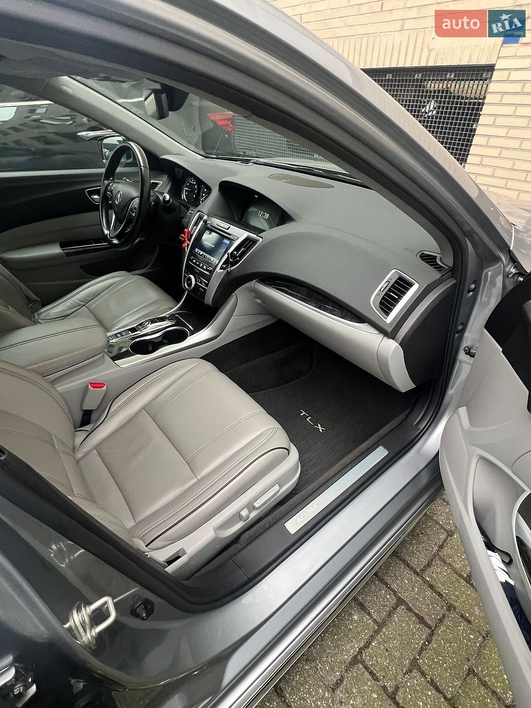 Acura TLX 2017 VIN 19UUB3F5XJA001640 фото оголошення 32 з 40