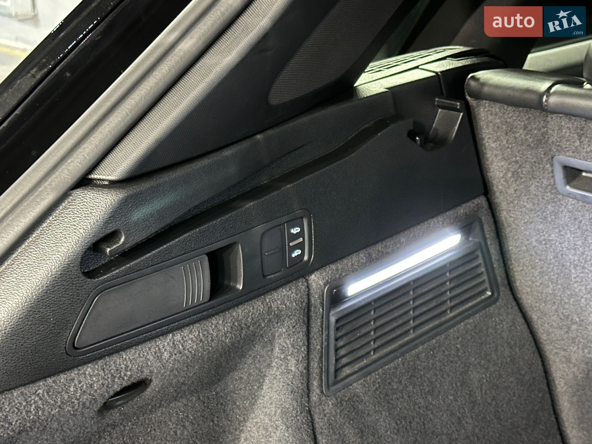 Audi SQ5 2020 VIN WAUZZZFYXL2051820 фото оголошення 10 з 24