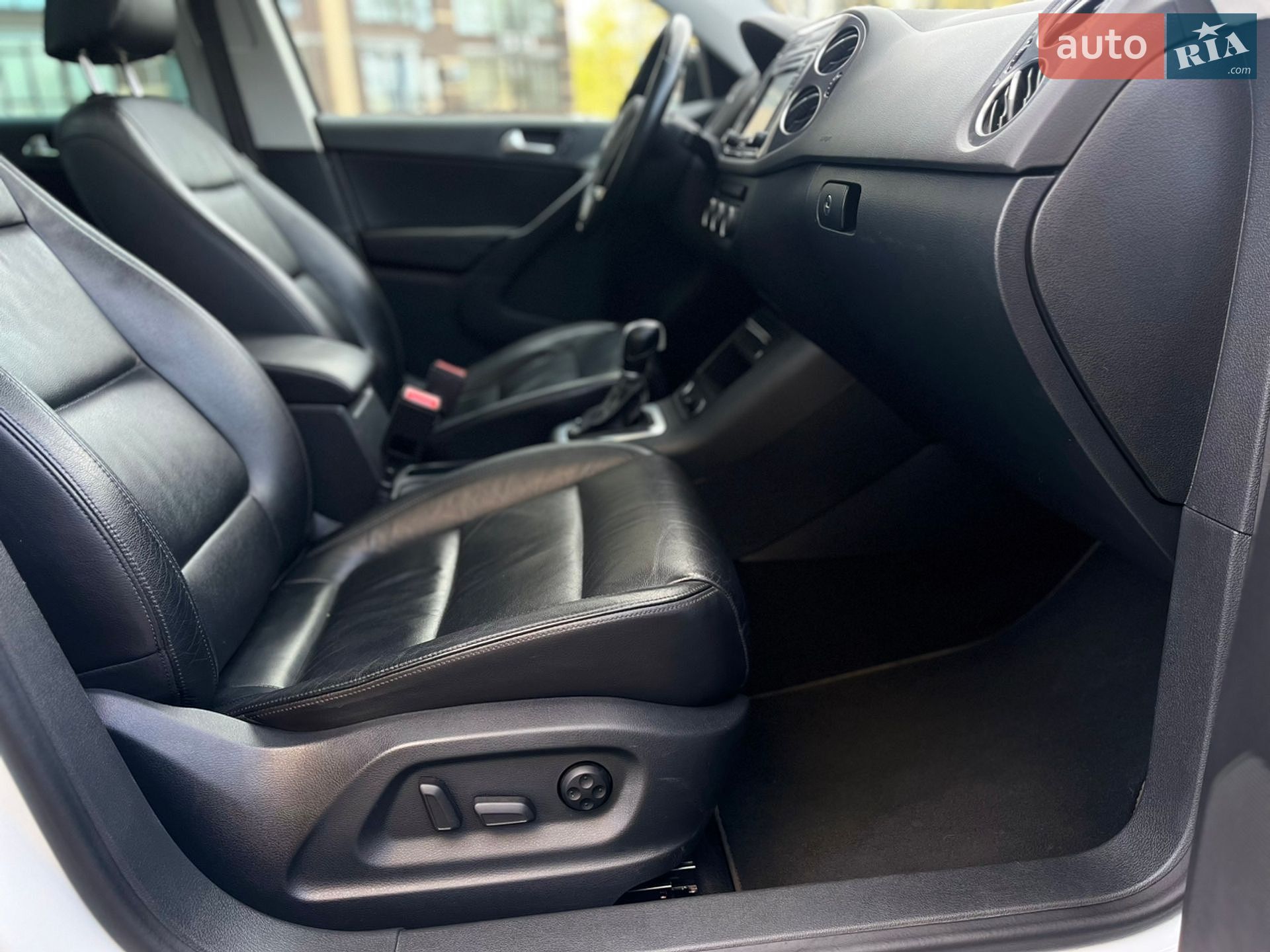 Volkswagen Tiguan 2016 VIN WVGTV7AX0HK013474 фото оголошення 10 з 25