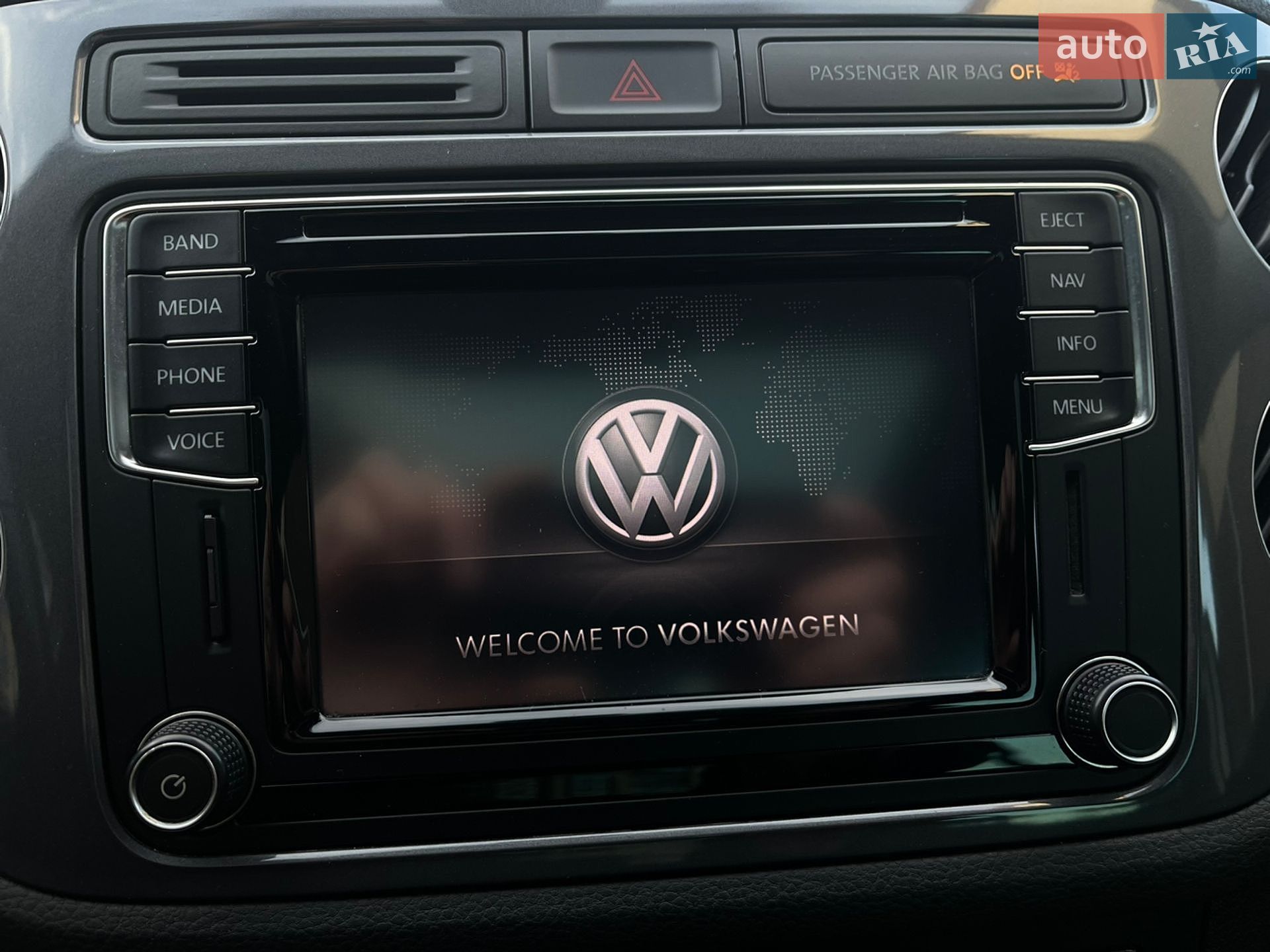 Volkswagen Tiguan 2016 VIN WVGTV7AX0HK013474 фото оголошення 12 з 25