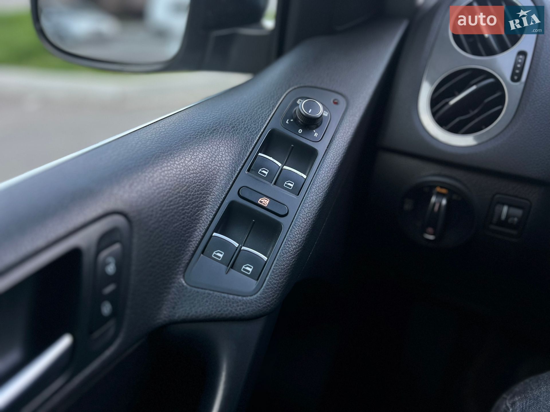 Volkswagen Tiguan 2016 VIN WVGTV7AX0HK013474 фото оголошення 21 з 25