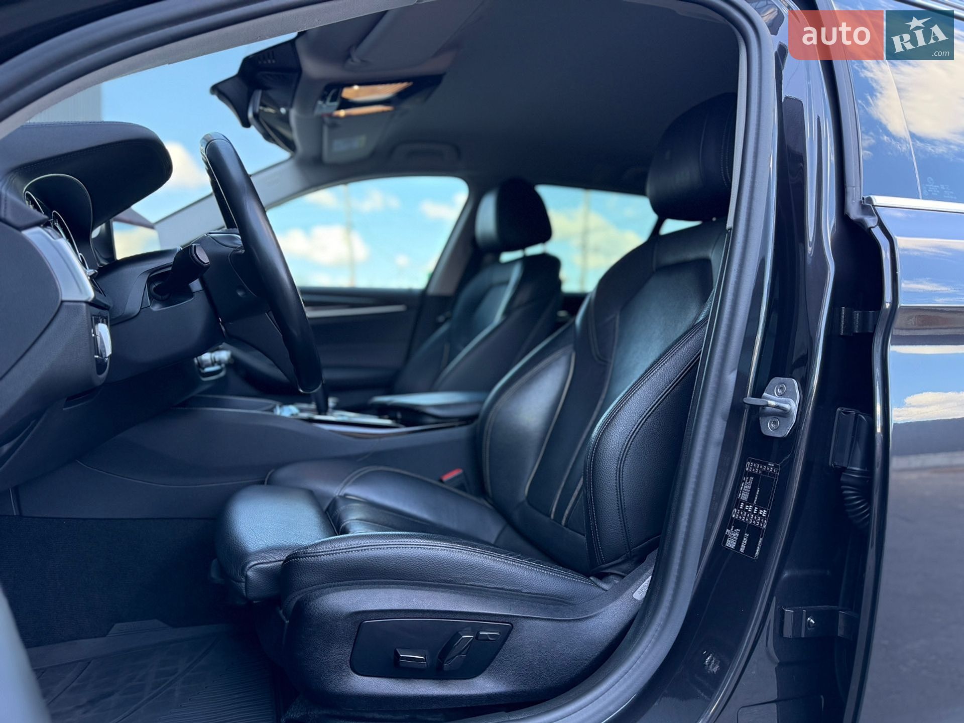 BMW 5 Series 2017 VIN WBAJM71010B054859 фото оголошення 25 з 60