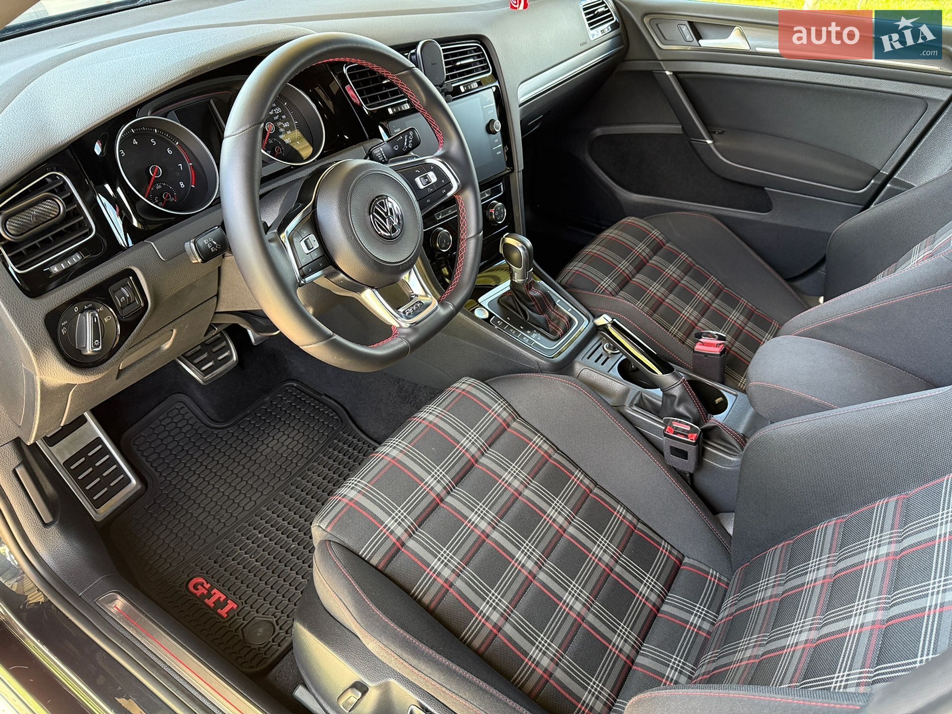 Volkswagen Golf GTI 2018 VIN 3VW447AU8JM277863 фото оголошення 18 з 35