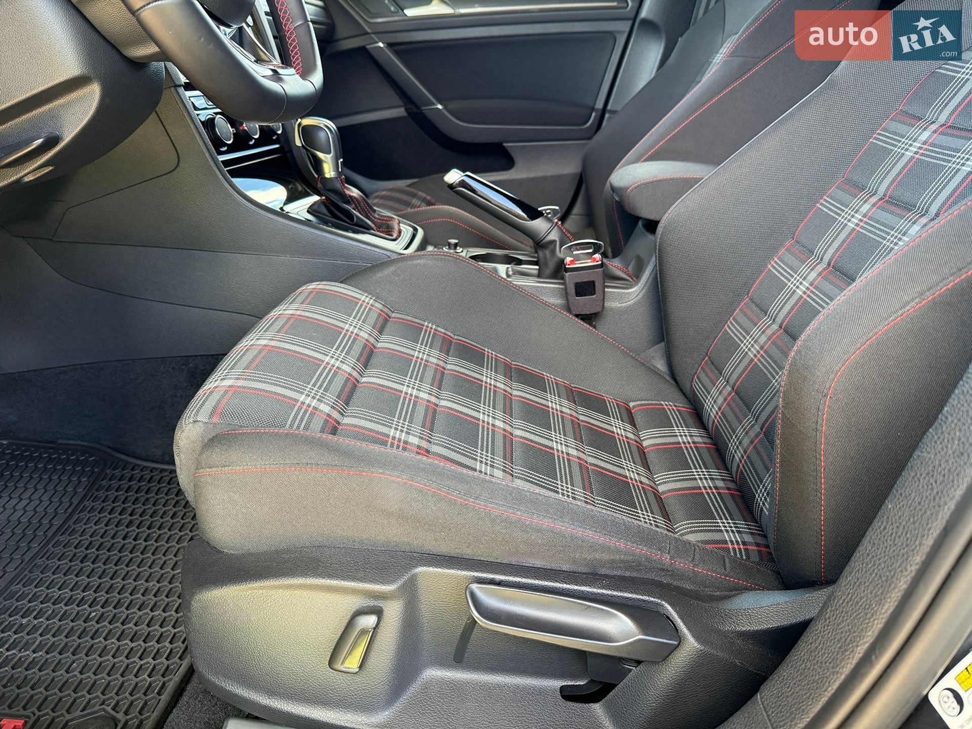 Volkswagen Golf GTI 2018 VIN 3VW447AU8JM277863 фото оголошення 21 з 35