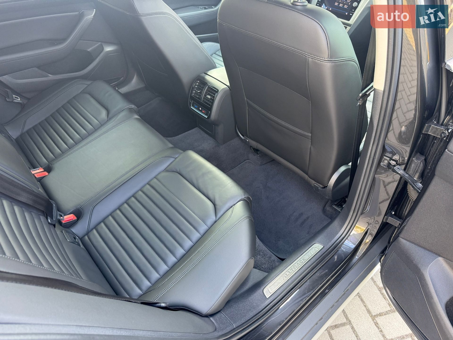 Volkswagen Passat Alltrack 2018 VIN WVWZZZ3CZKE044981 фото оголошення 19 з 37