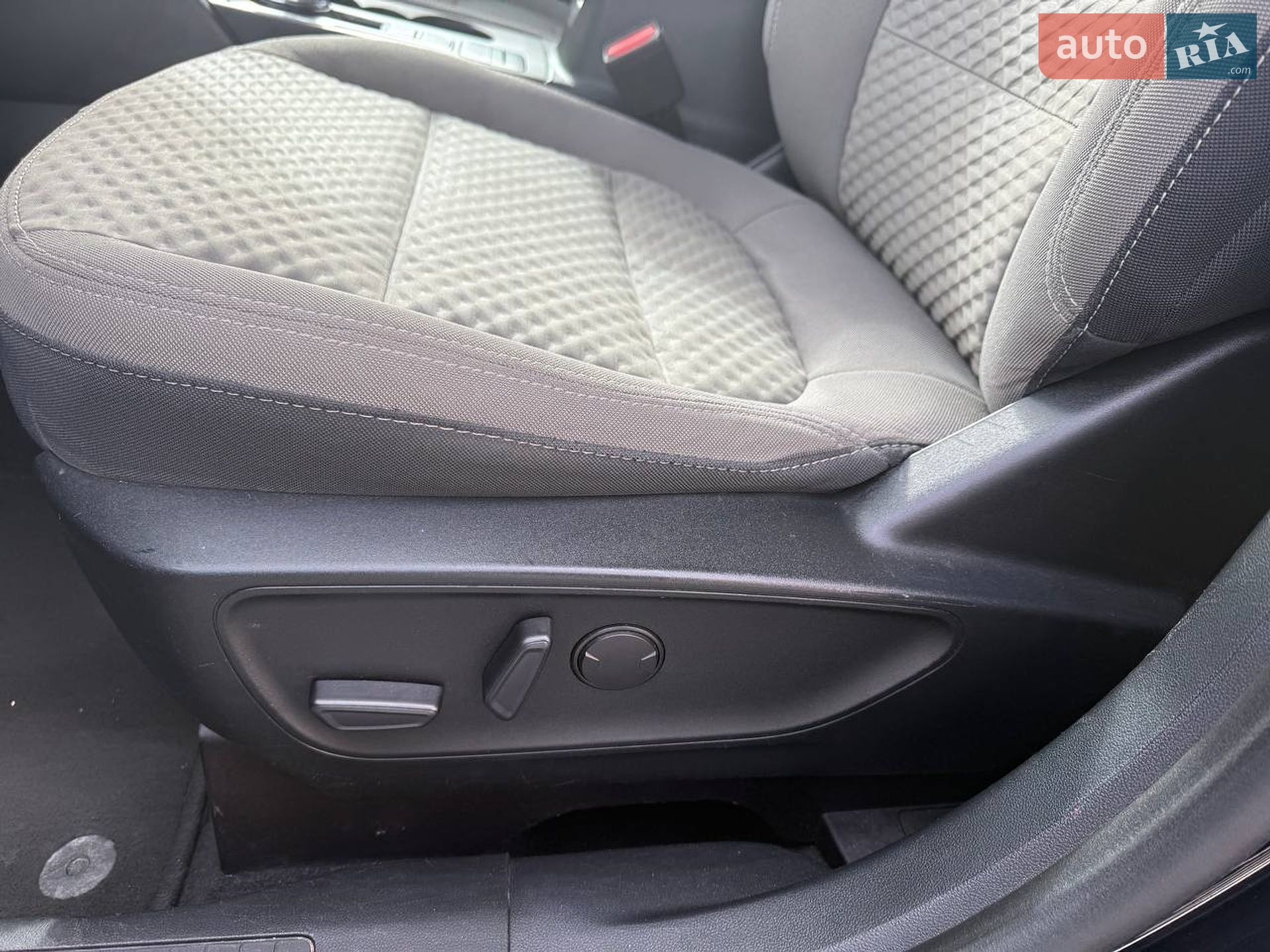 Ford Escape 2020 VIN 1FMCU9G60LUB19000 фото оголошення 16 з 21