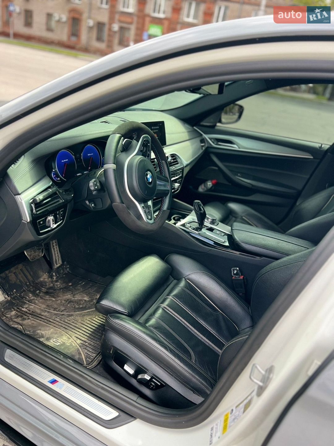 BMW 5 Series 2017 VIN WBAJE5C39HG916880 фото оголошення 8 з 39