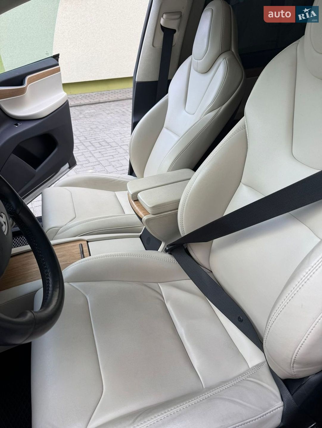 Tesla Model X 2018 VIN 5YJXCBE21JF113146 фото оголошення 2 з 10