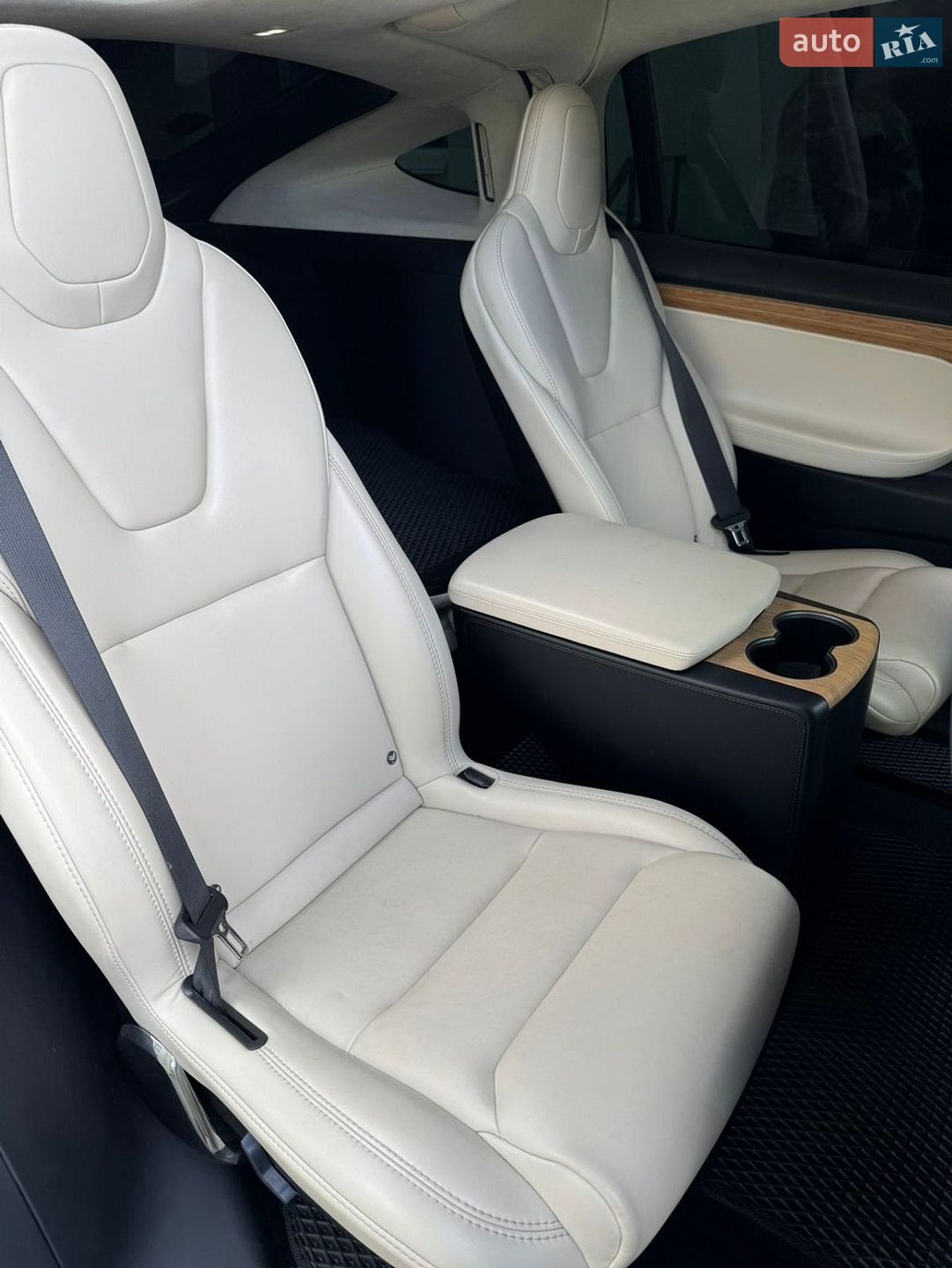 Tesla Model X 2018 VIN 5YJXCBE21JF113146 фото оголошення 3 з 10