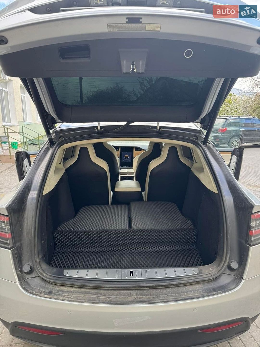 Tesla Model X 2018 VIN 5YJXCBE21JF113146 фото оголошення 5 з 10