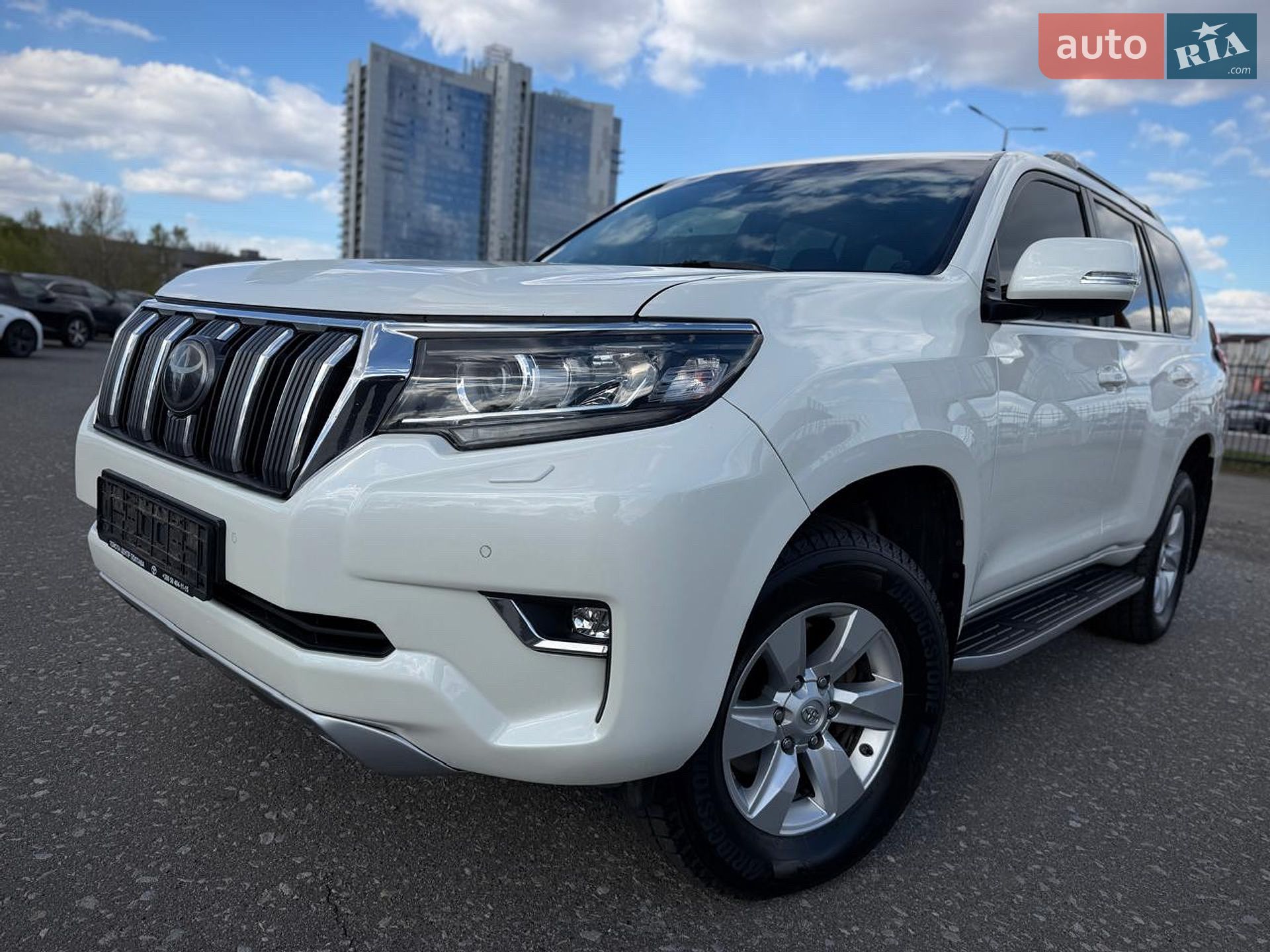 Toyota Land Cruiser Prado 2019 VIN JTEBU3FJ80K175983 фото оголошення 4 з 79