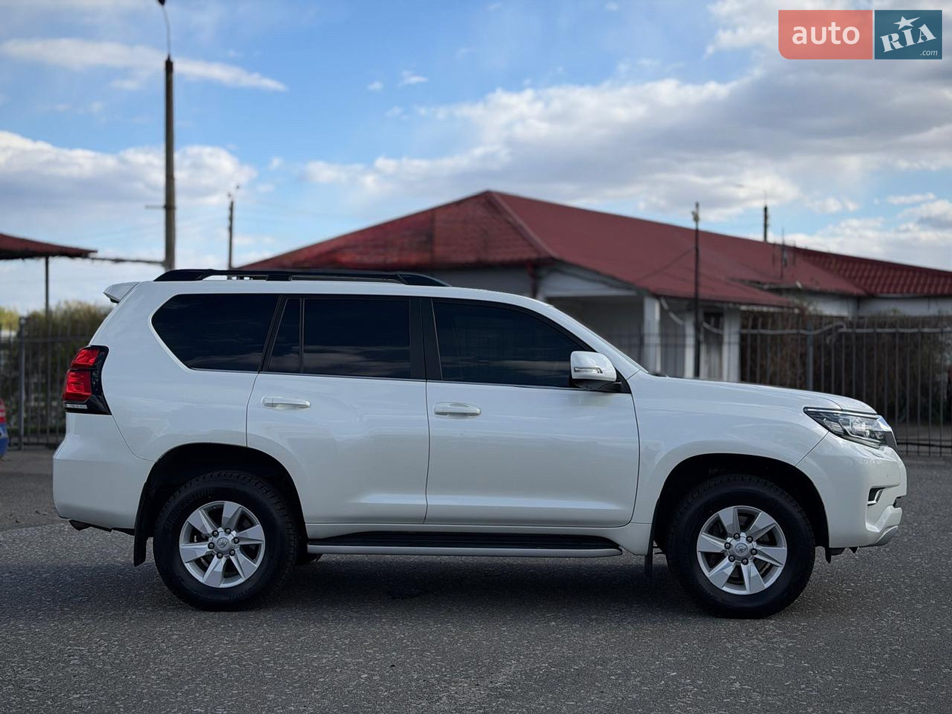 Toyota Land Cruiser Prado 2019 VIN JTEBU3FJ80K175983 фото оголошення 16 з 79