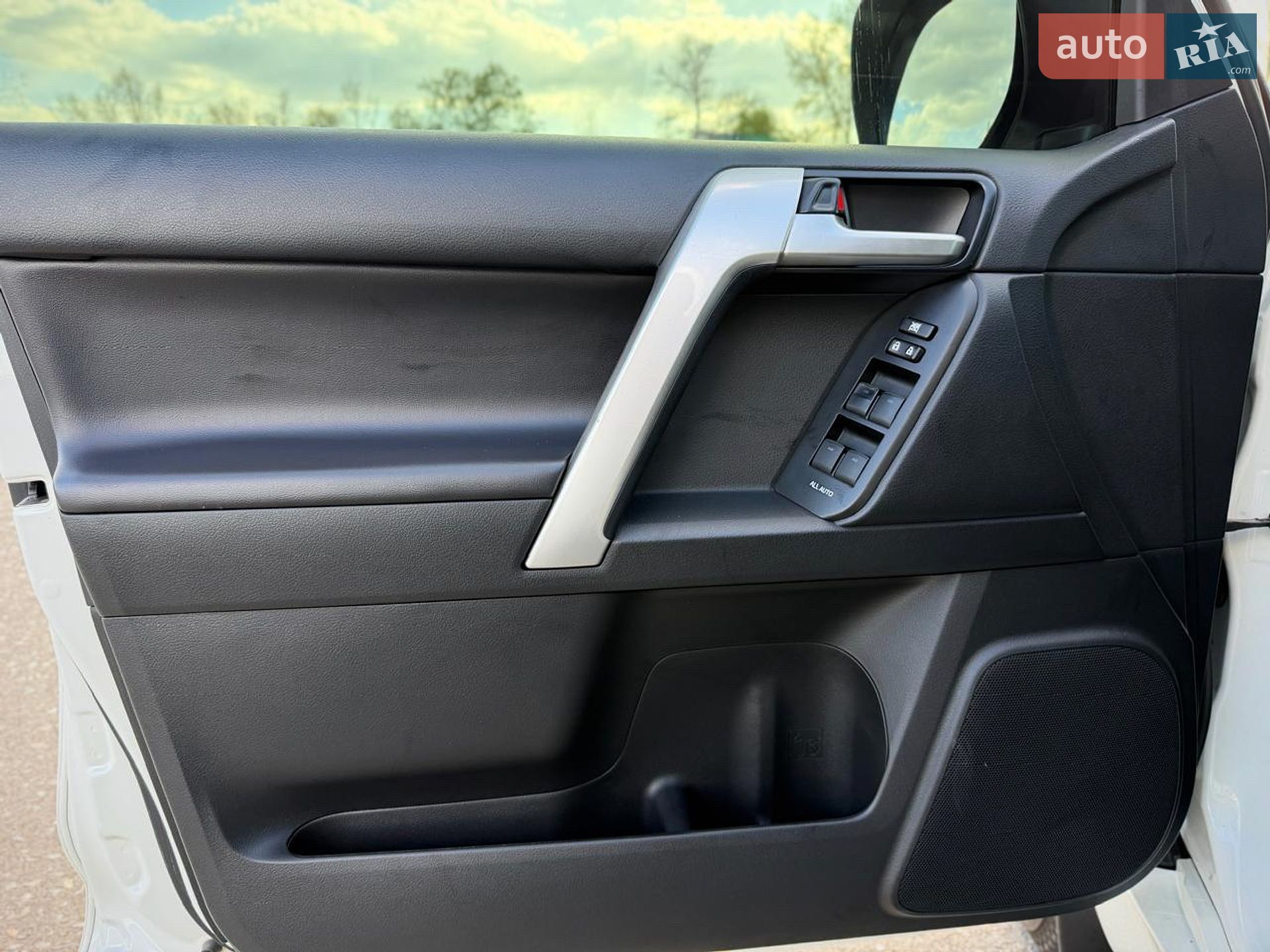 Toyota Land Cruiser Prado 2019 VIN JTEBU3FJ80K175983 фото оголошення 33 з 79