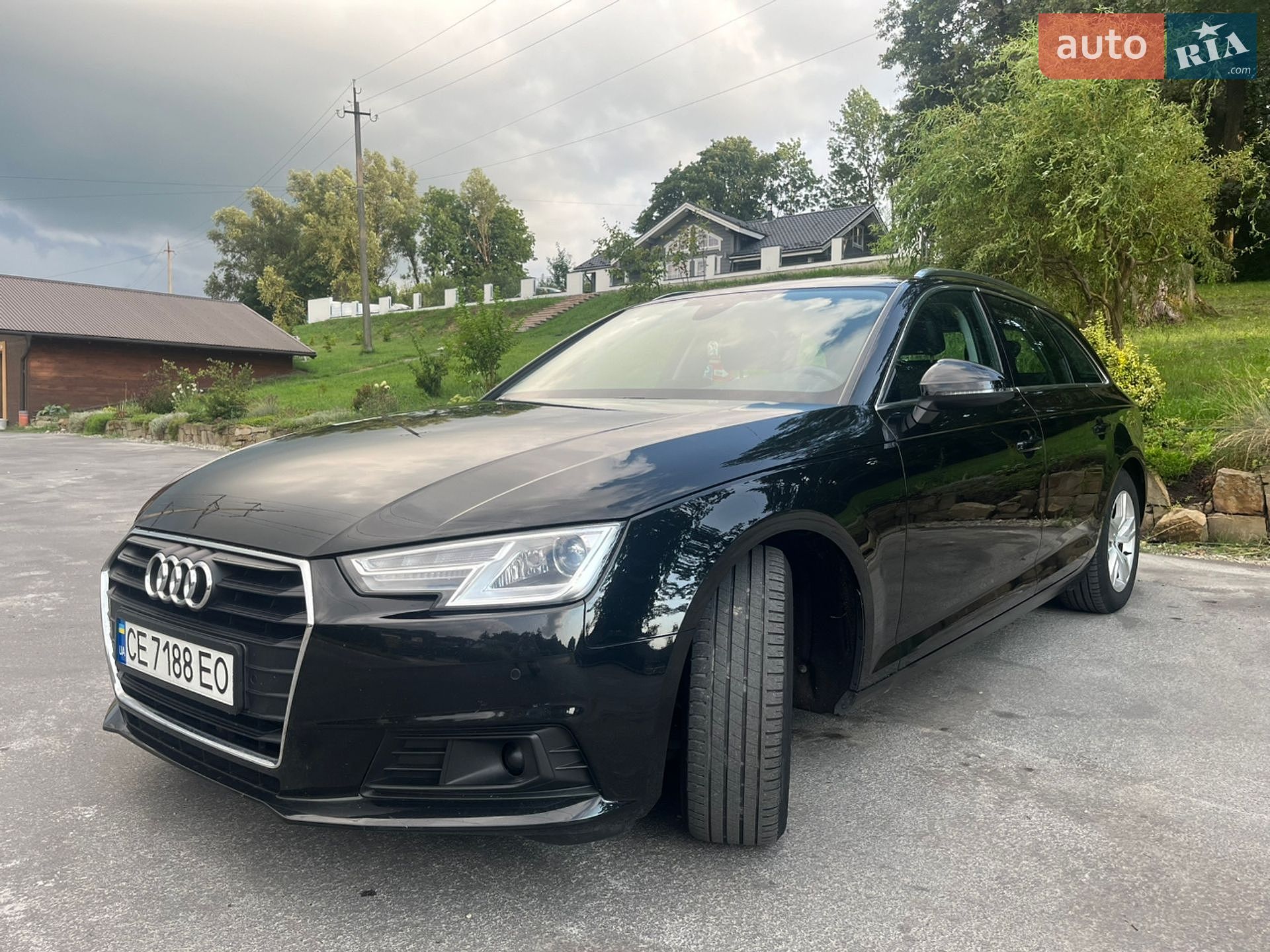 Audi A4 2017 VIN WAUZZZF41JA010654 фото оголошення 2 з 12