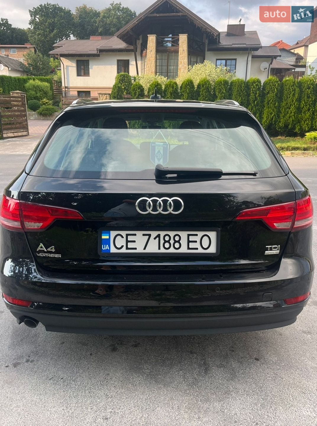 Audi A4 2017 VIN WAUZZZF41JA010654 фото оголошення 5 з 12