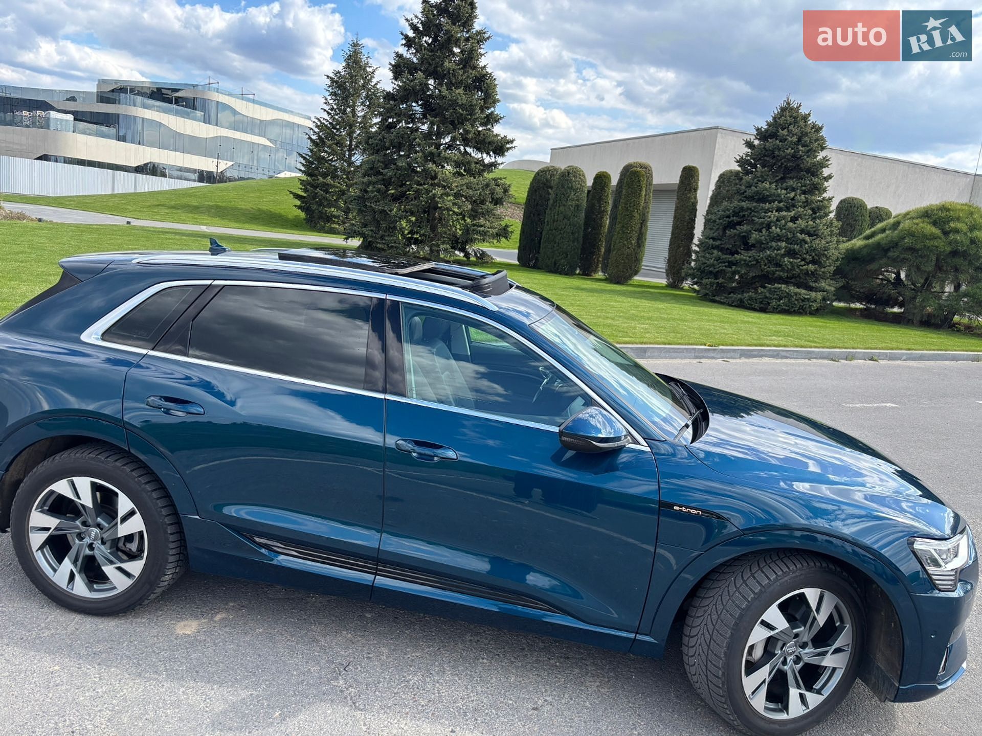 Audi e-tron 2019 VIN WAUZZZGE5LB016512 фото оголошення 5 з 130