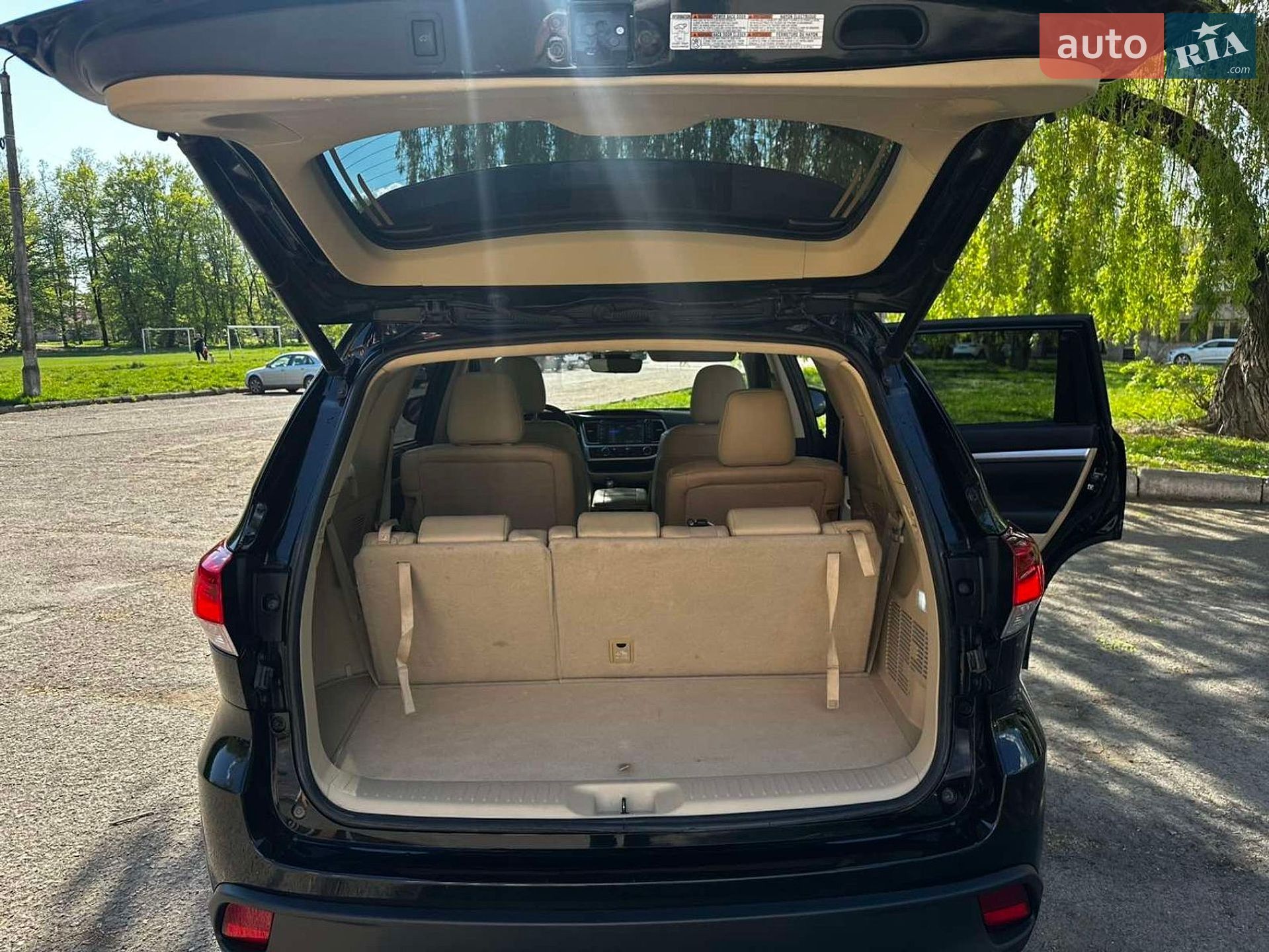 Toyota Highlander 2019 VIN 5TDJZRFH9KS587911 фото оголошення 12 з 45