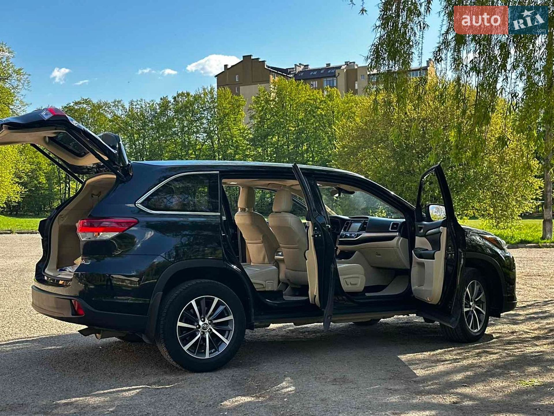 Toyota Highlander 2019 VIN 5TDJZRFH9KS587911 фото оголошення 40 з 45