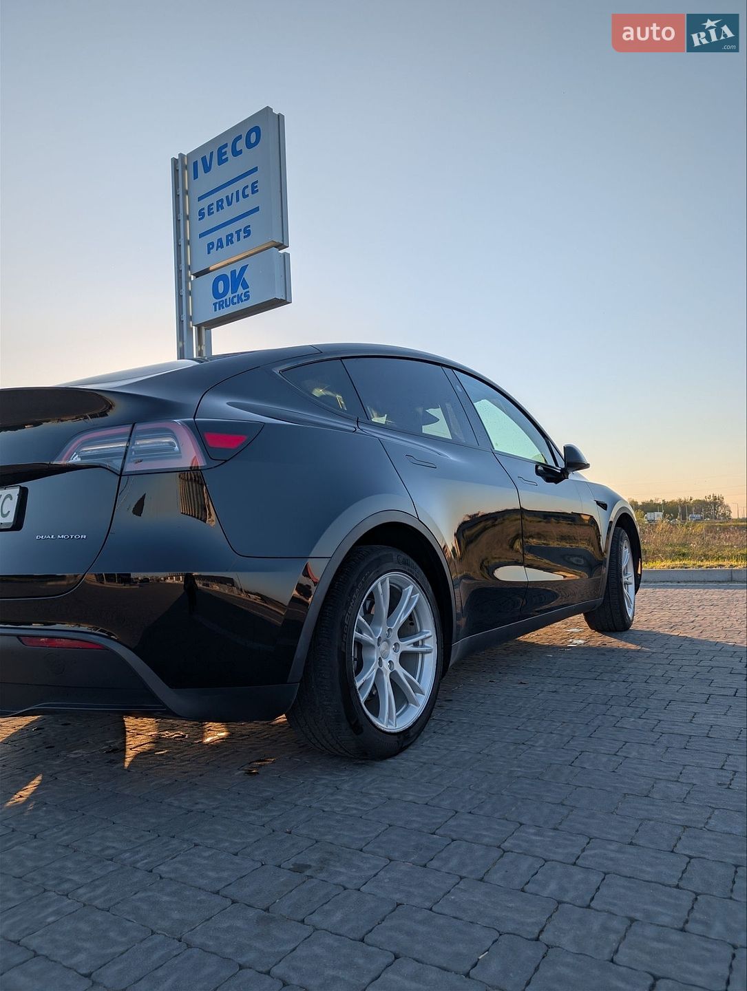 Tesla Model Y 2024 VIN 7SAYGDED9RF055789 фото оголошення 7 з 38