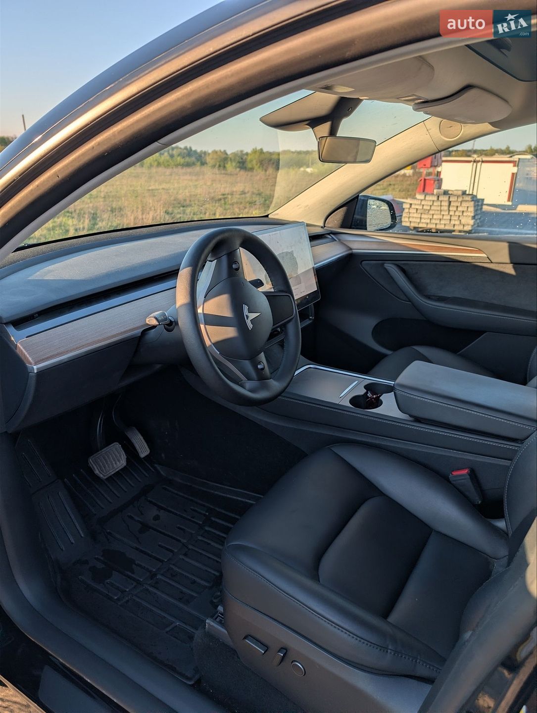 Tesla Model Y 2024 VIN 7SAYGDED9RF055789 фото оголошення 17 з 38