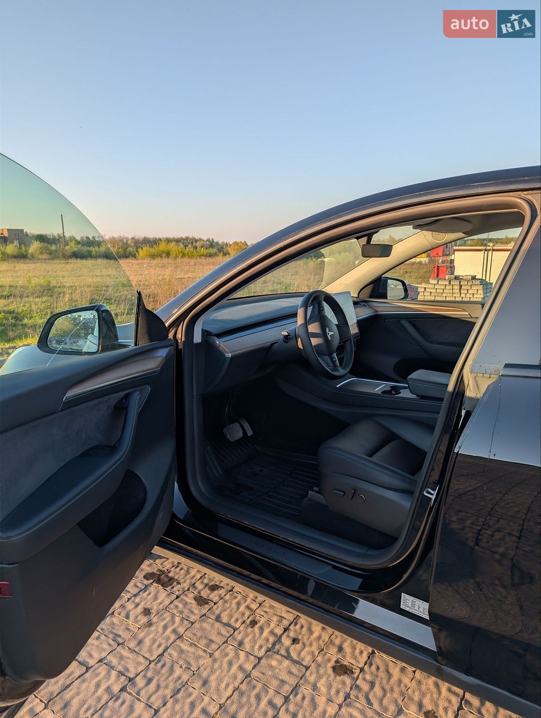 Tesla Model Y 2024 VIN 7SAYGDED9RF055789 фото оголошення 16 з 38
