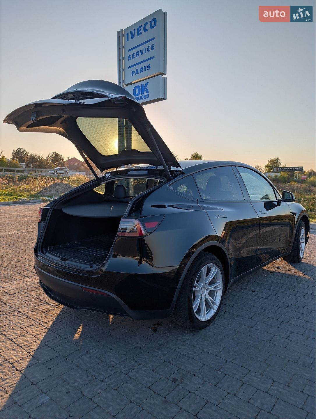 Tesla Model Y 2024 VIN 7SAYGDED9RF055789 фото оголошення 20 з 38