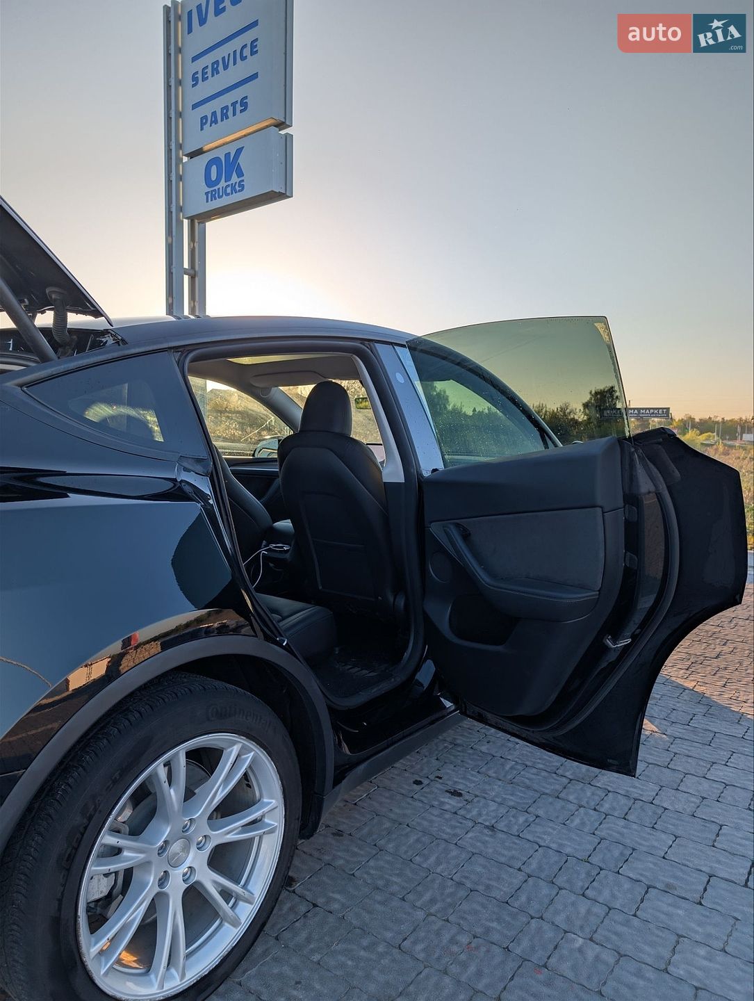 Tesla Model Y 2024 VIN 7SAYGDED9RF055789 фото оголошення 21 з 38