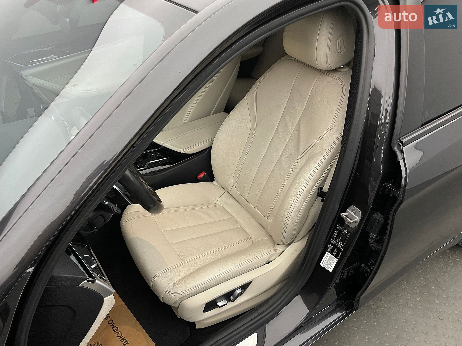 BMW 5 Series 2017 VIN WBAJC31050G993737 фото оголошення 8 з 21