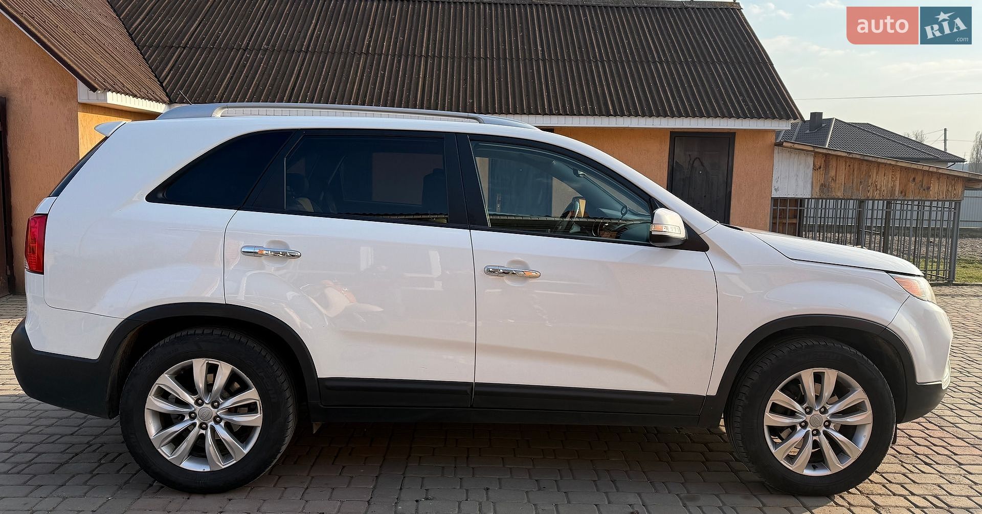 Kia Sorento 2010 VIN KNAKU814BA5075100 фото оголошення 4 з 13